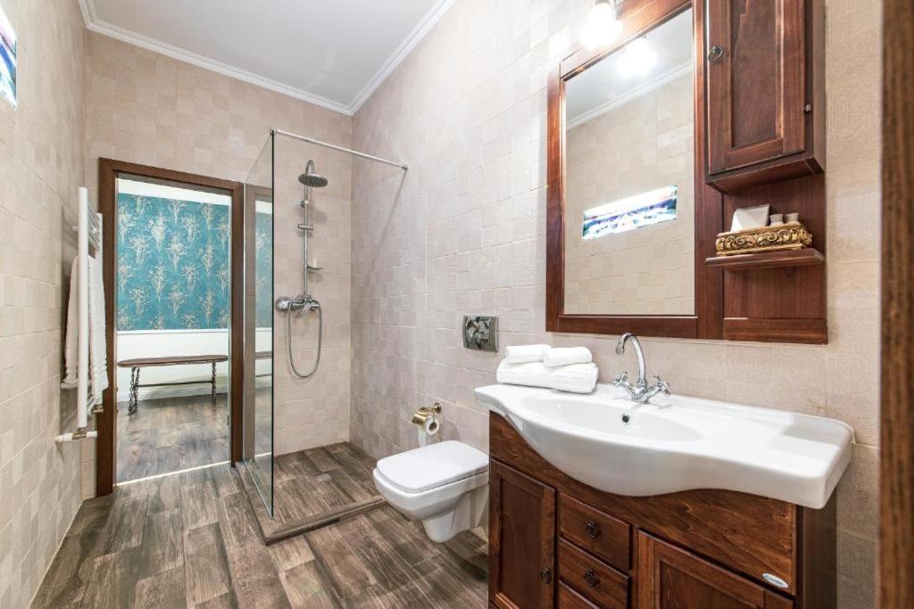 Deluxe Family Suite - Photo 5