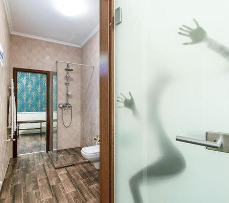 Deluxe Family Suite - Photo 11