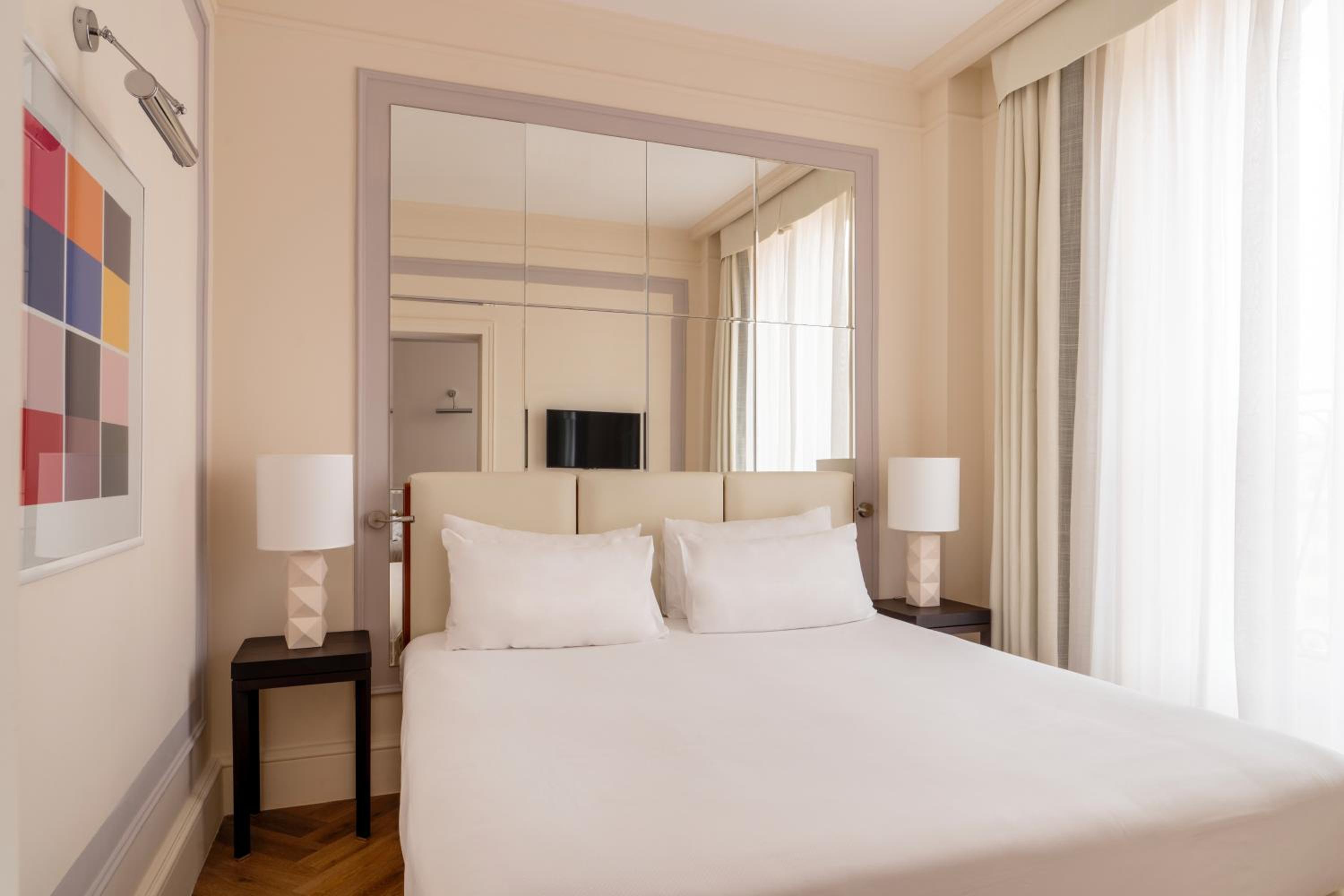 Suite with Sofa Bed thumbnail 5