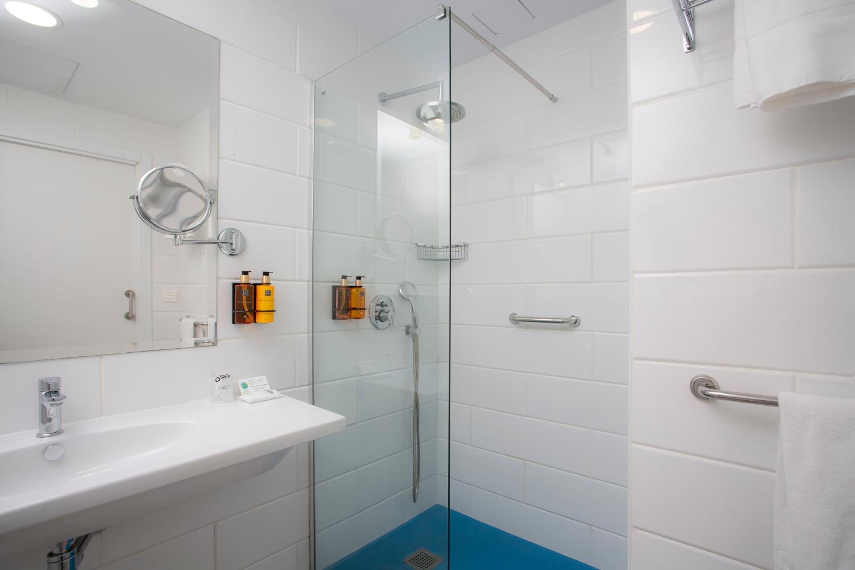 Twin Room - Photo 12