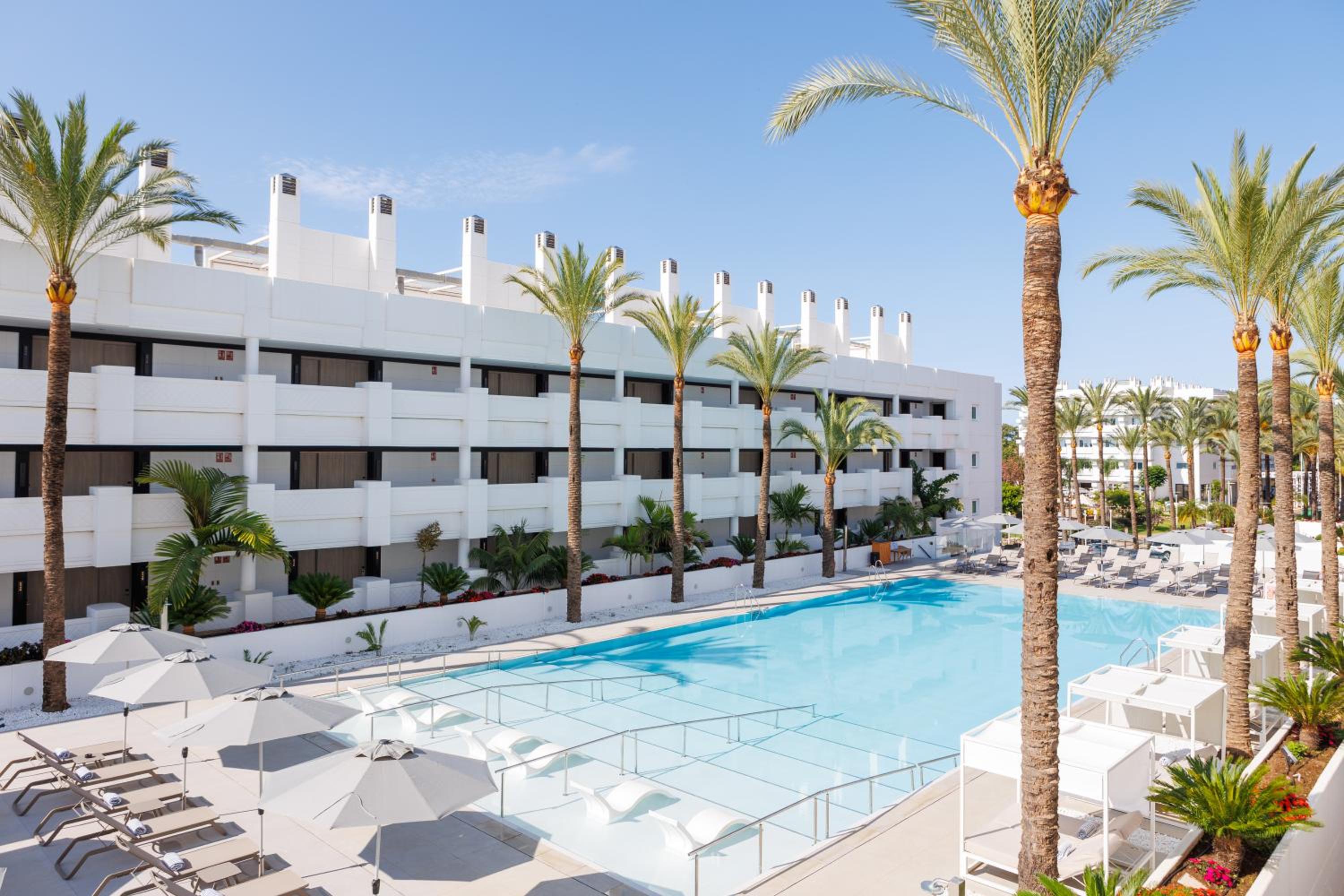 Premium Deluxe Double or Twin Room with Pool View thumbnail 5