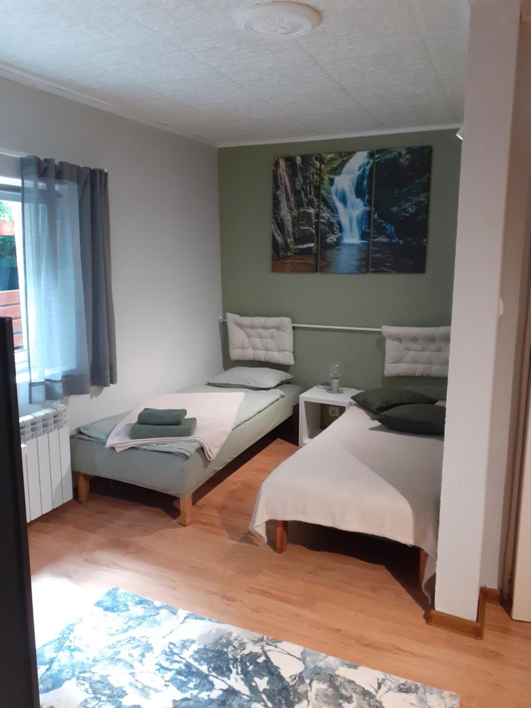 Economy Twin Room - Photo 3