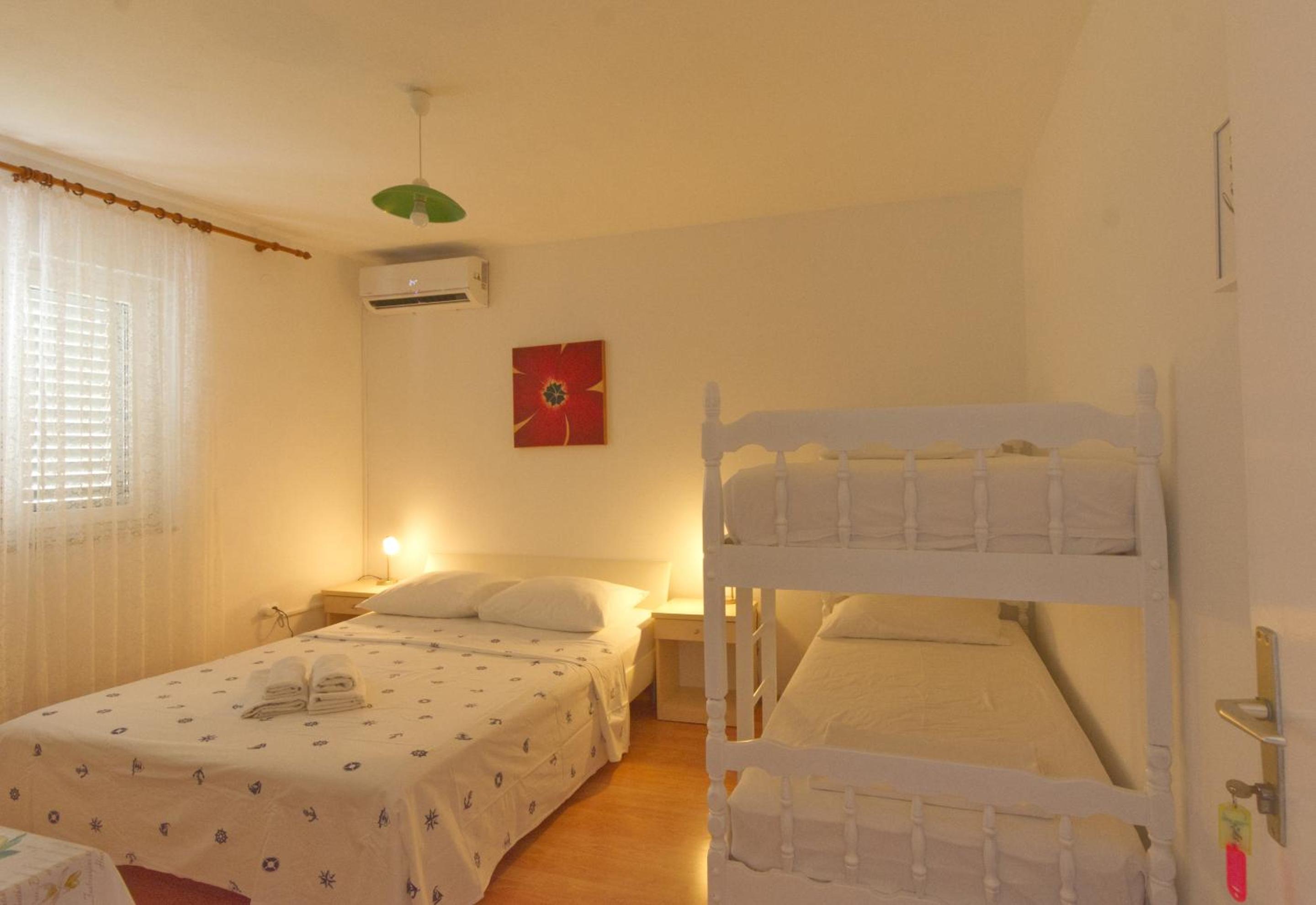 Triple Room with Shared Bathroom photo 2