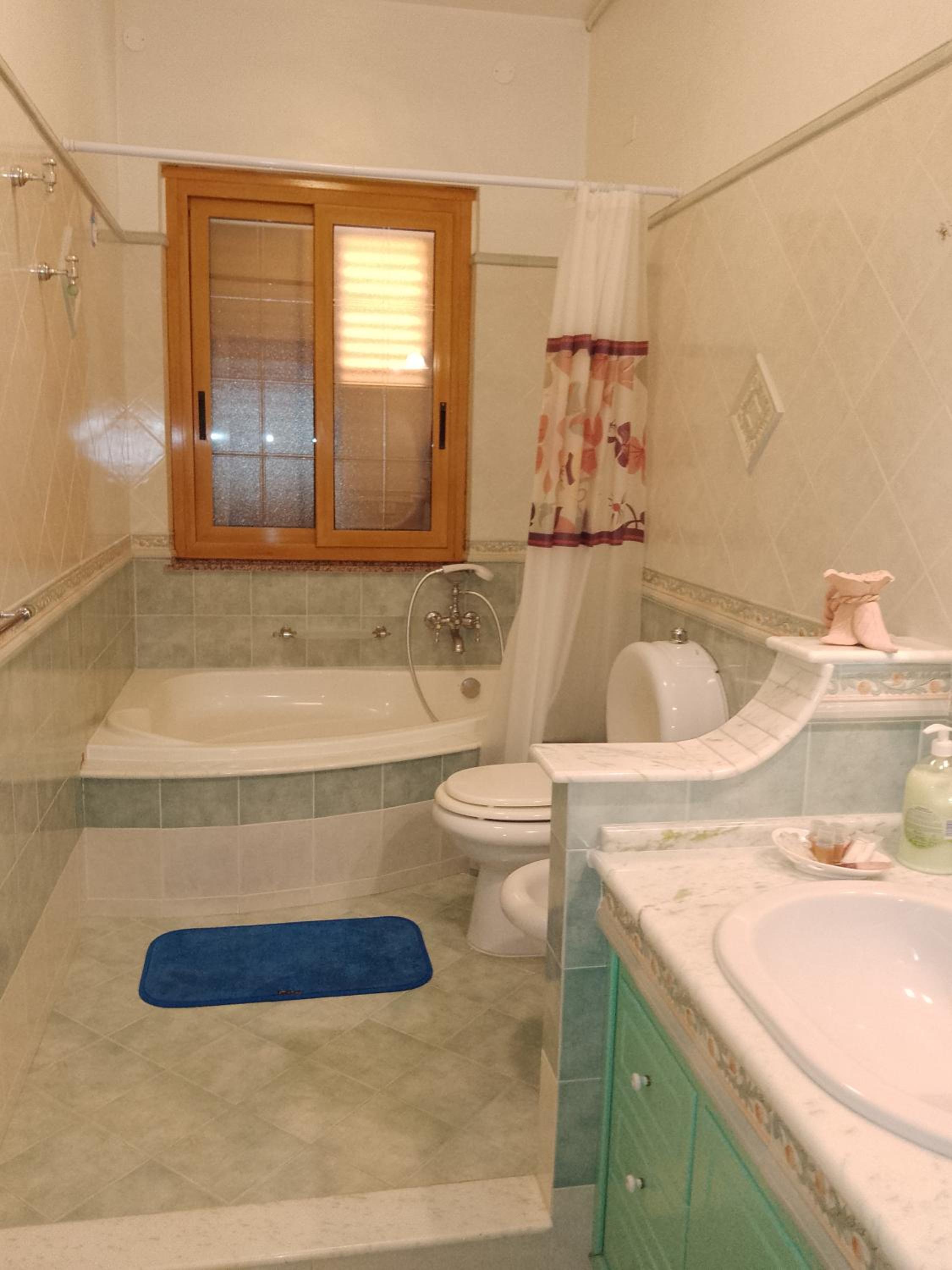 Double Room with Shared Bathroom photo 2