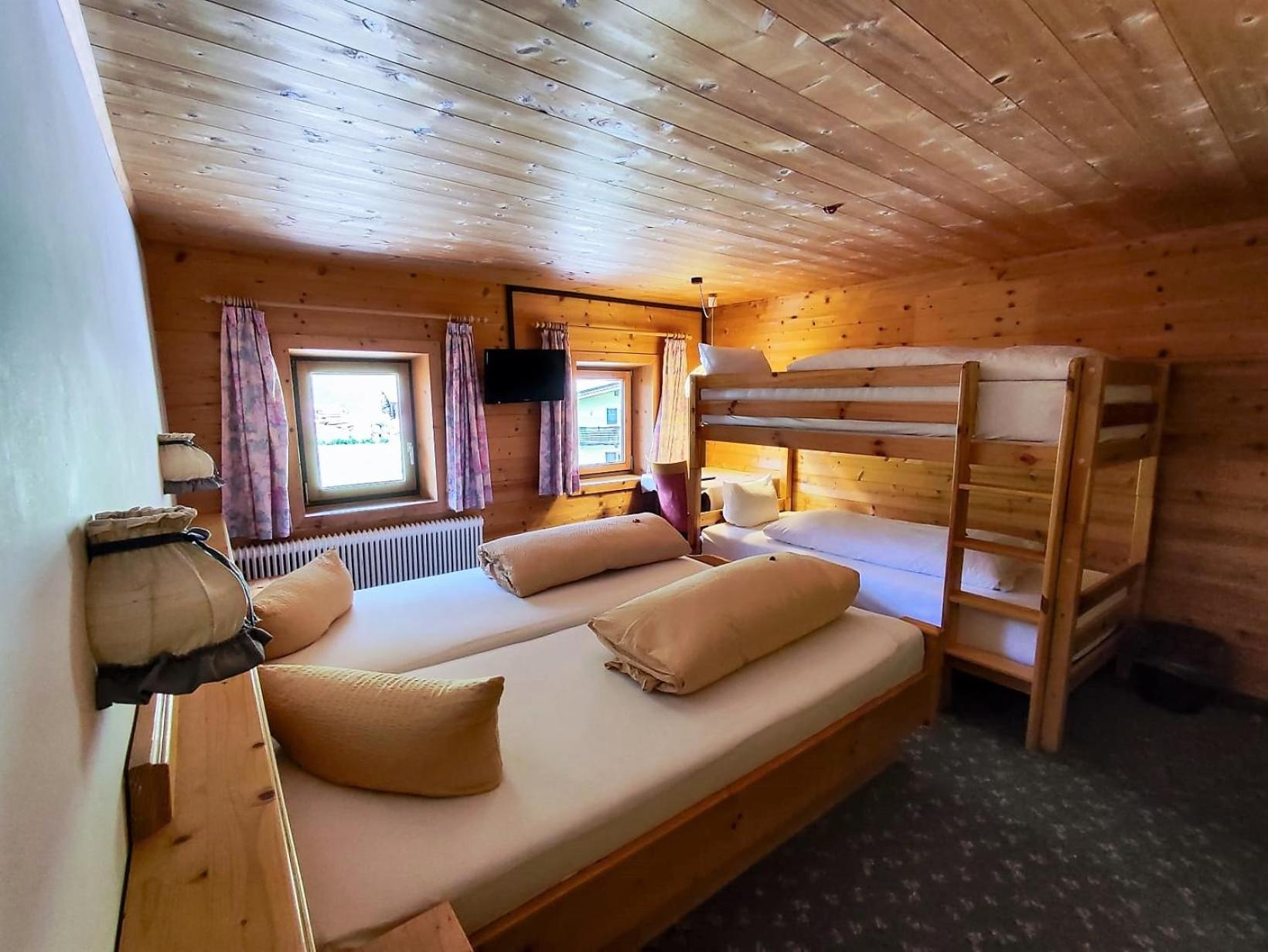 Economy Quadruple Room - Photo 9