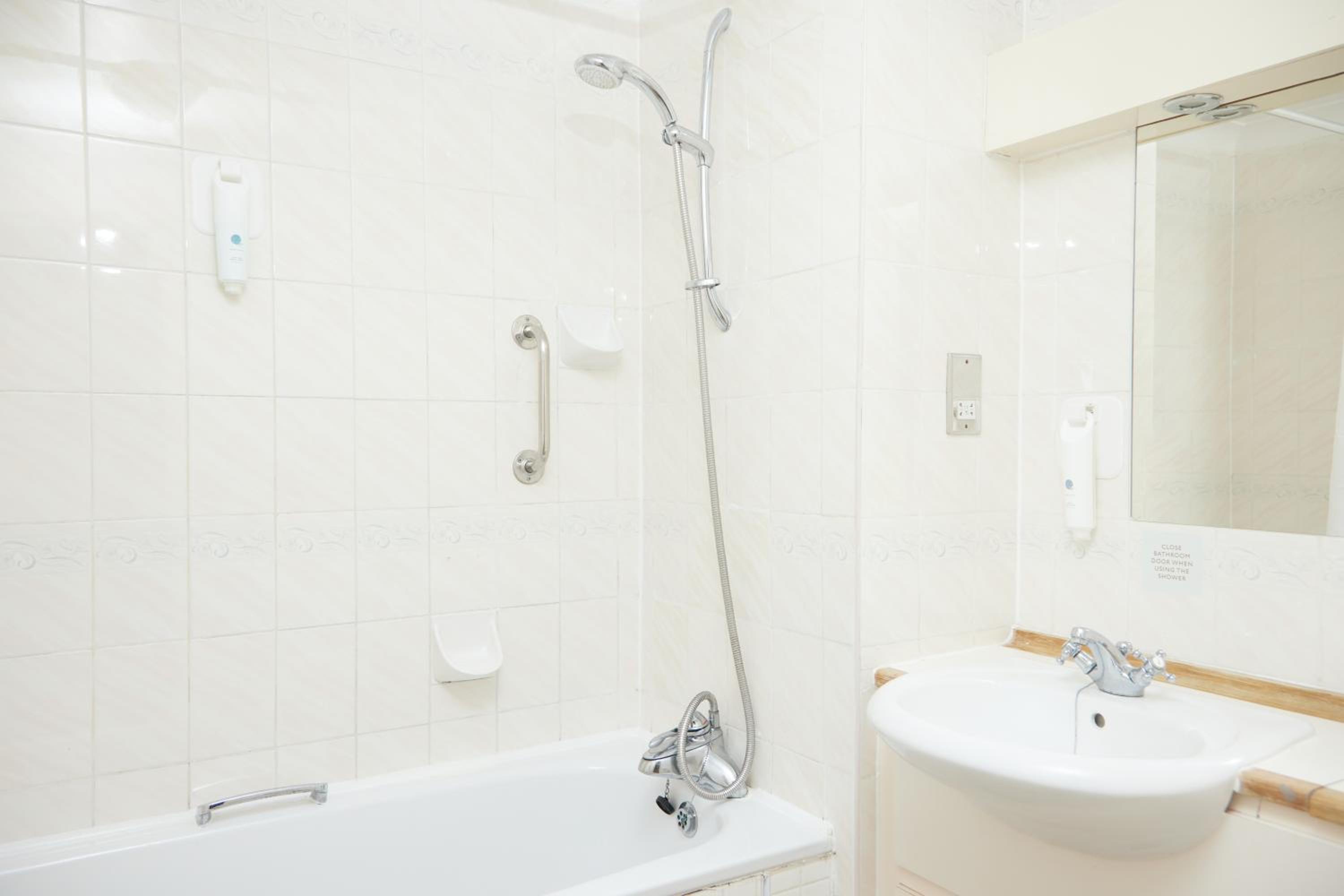 Twin Room - Photo 3