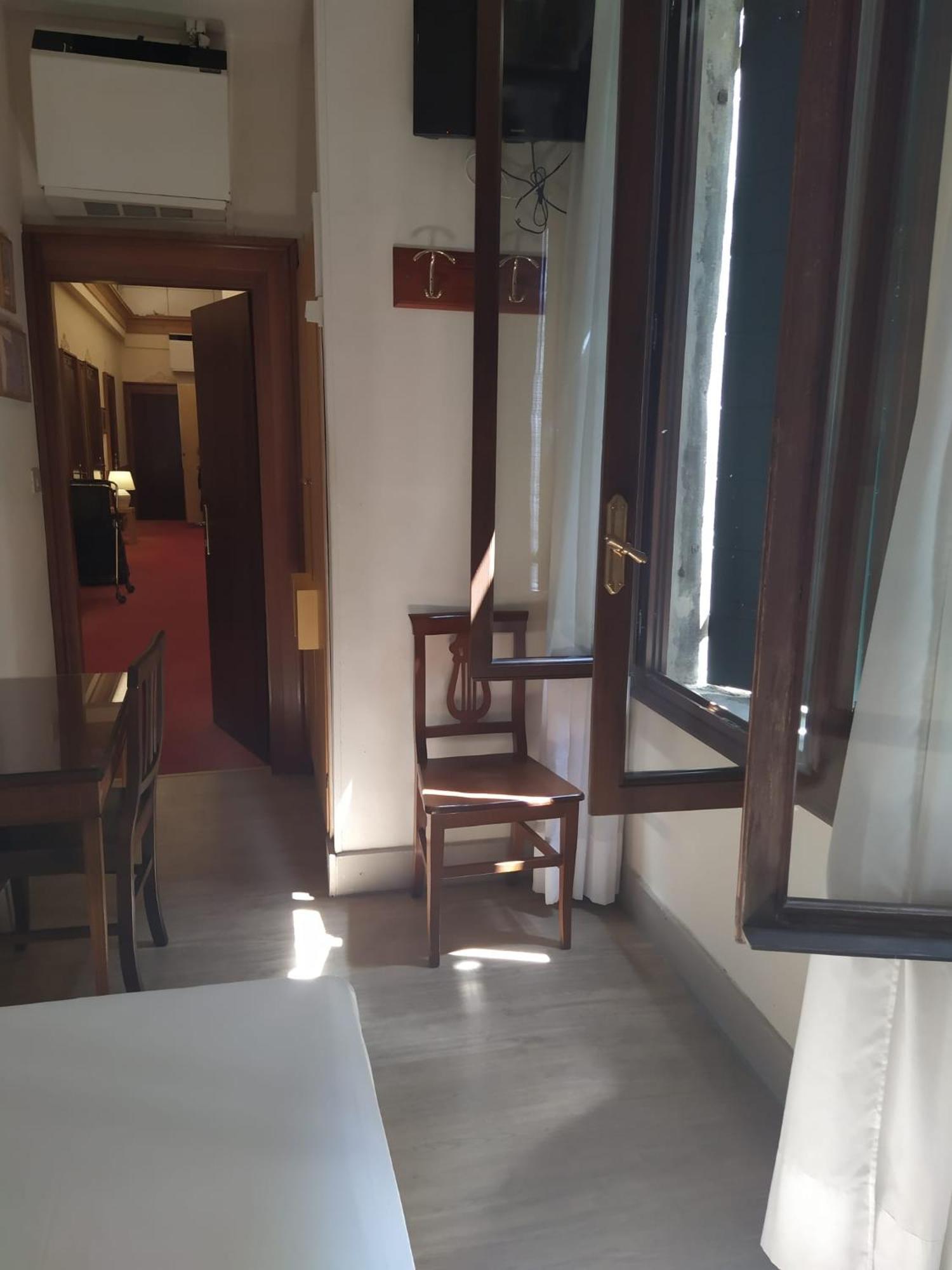 Standard Single Room With Shared Bathroom photo 1