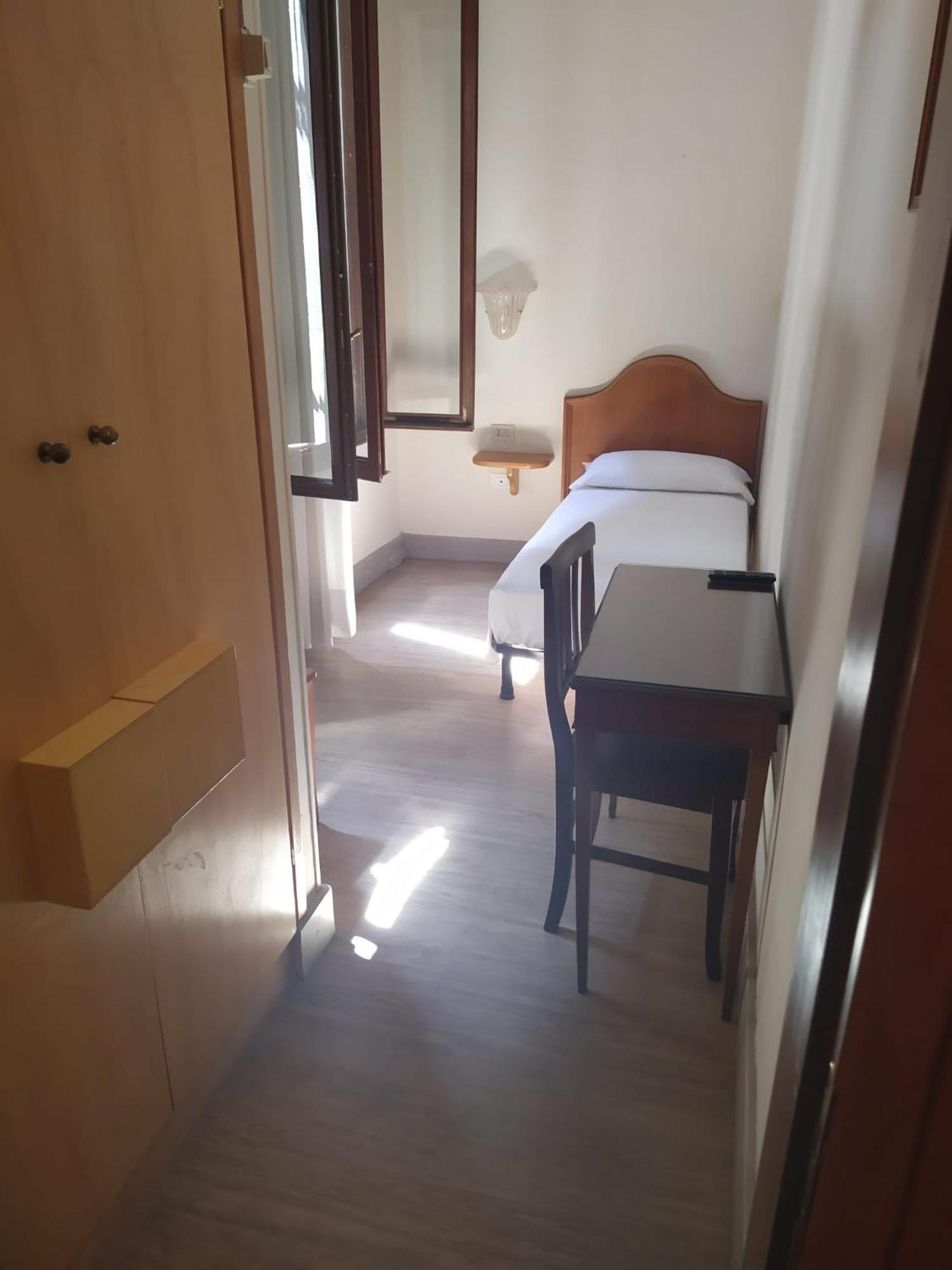 Standard Single Room With Shared Bathroom photo 3