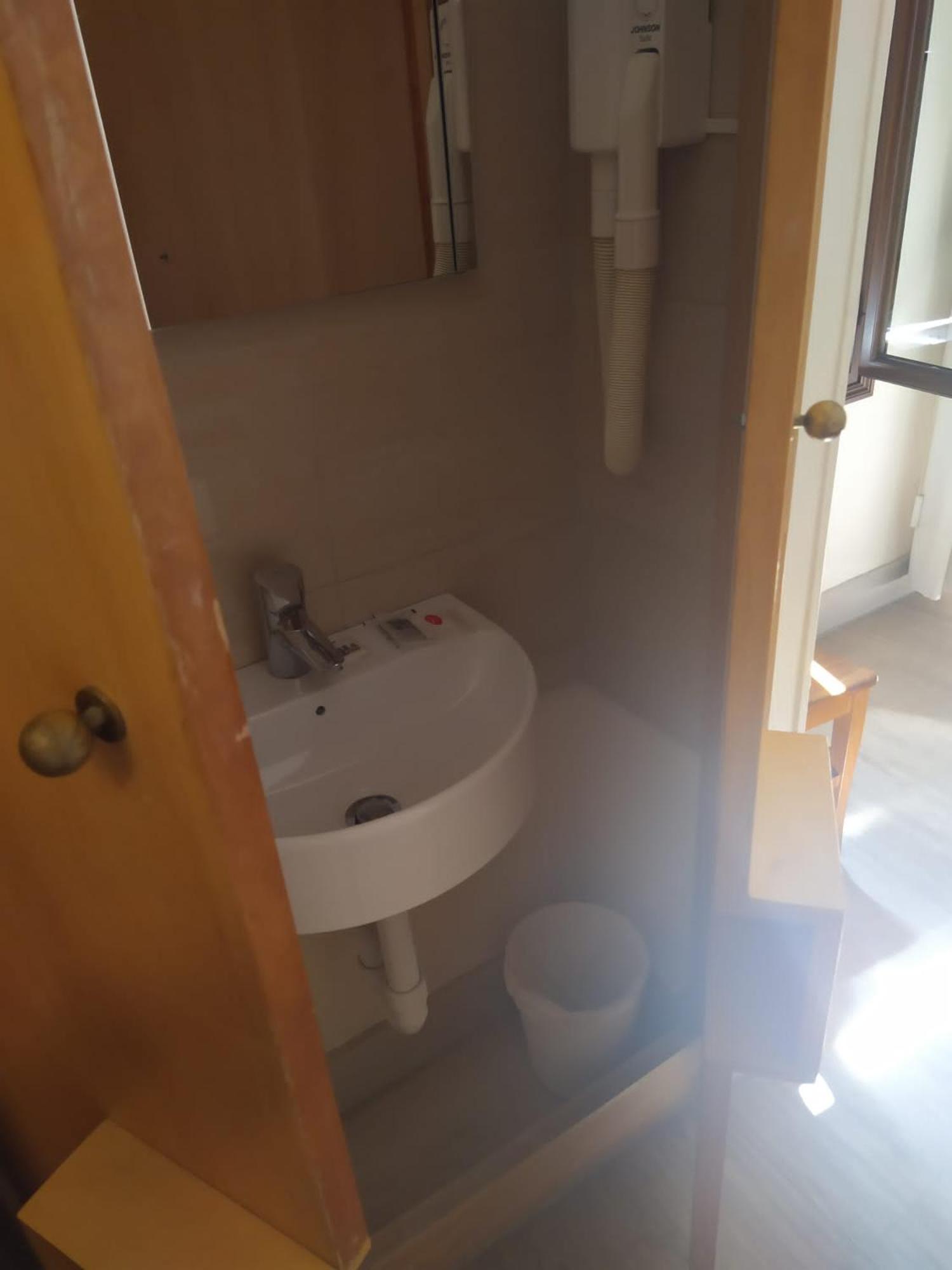 Standard Single Room With Shared Bathroom photo 2