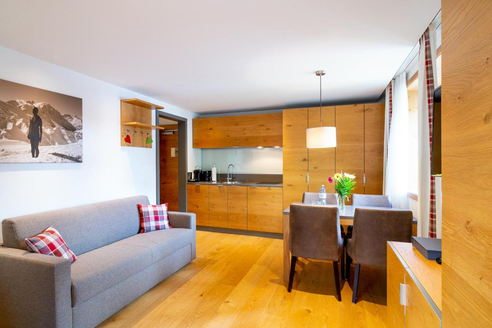 Apartment with Mountain View