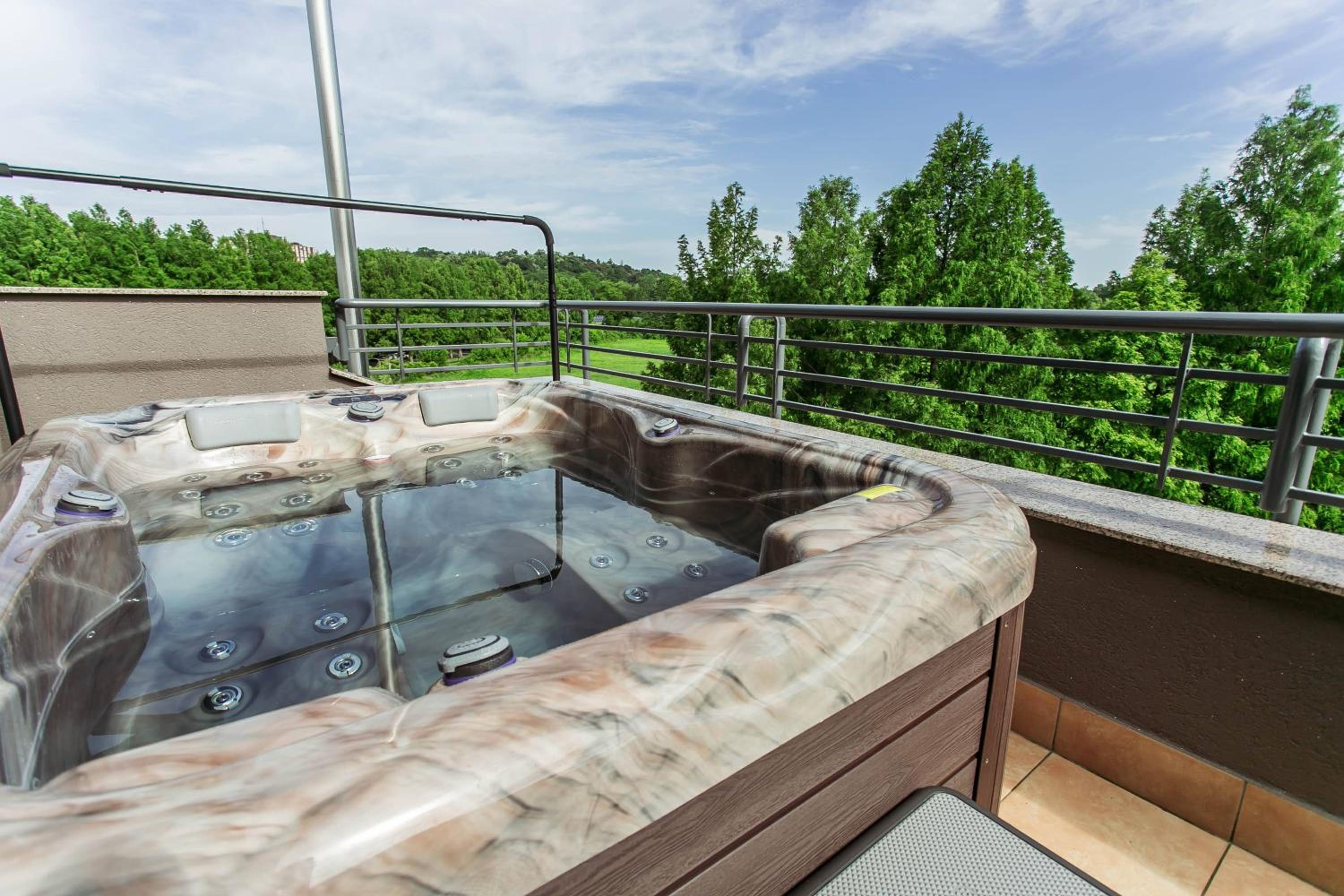 Double Room with Spa Bath - Photo 2