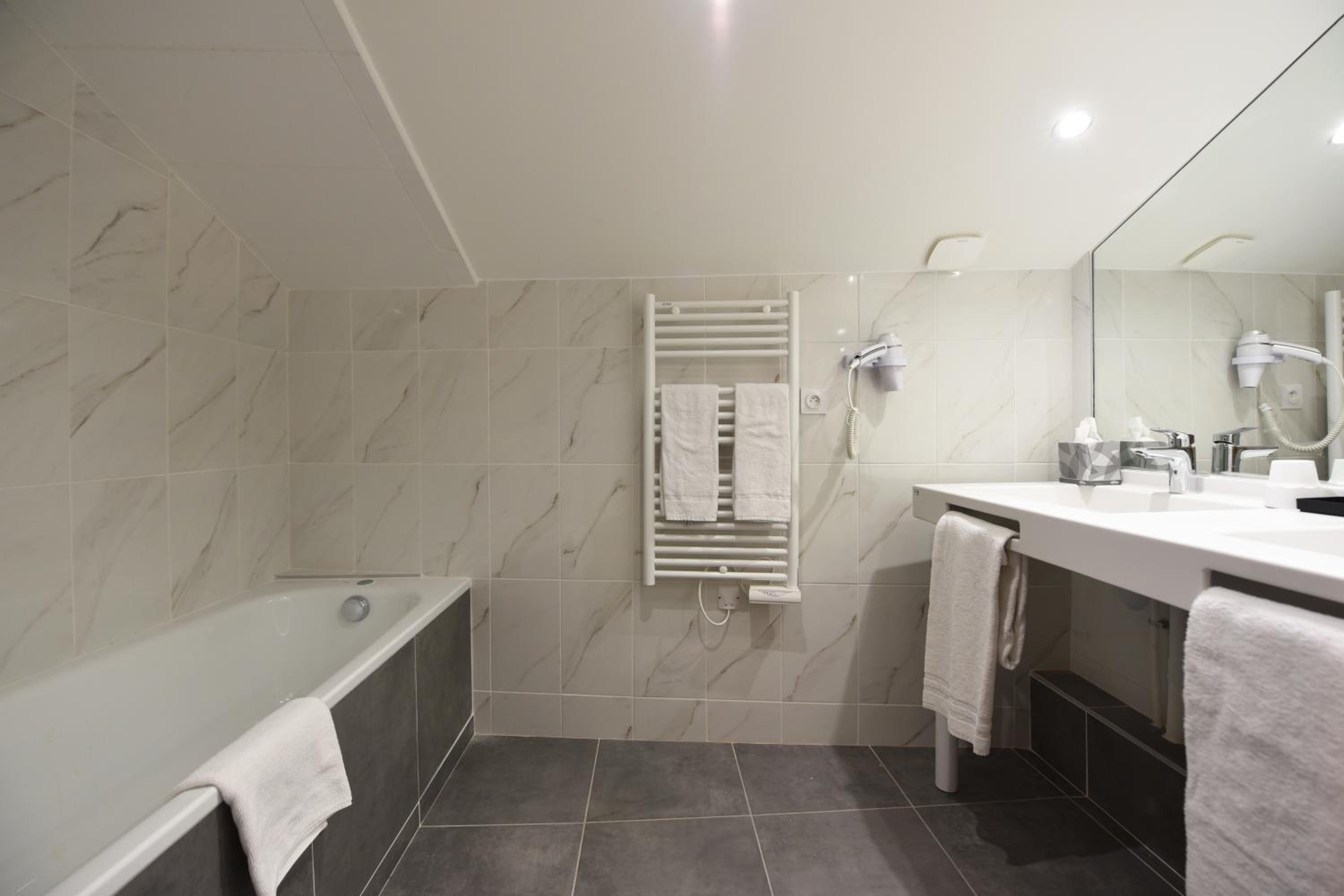 Prestige Double or Twin Room - Photo 9