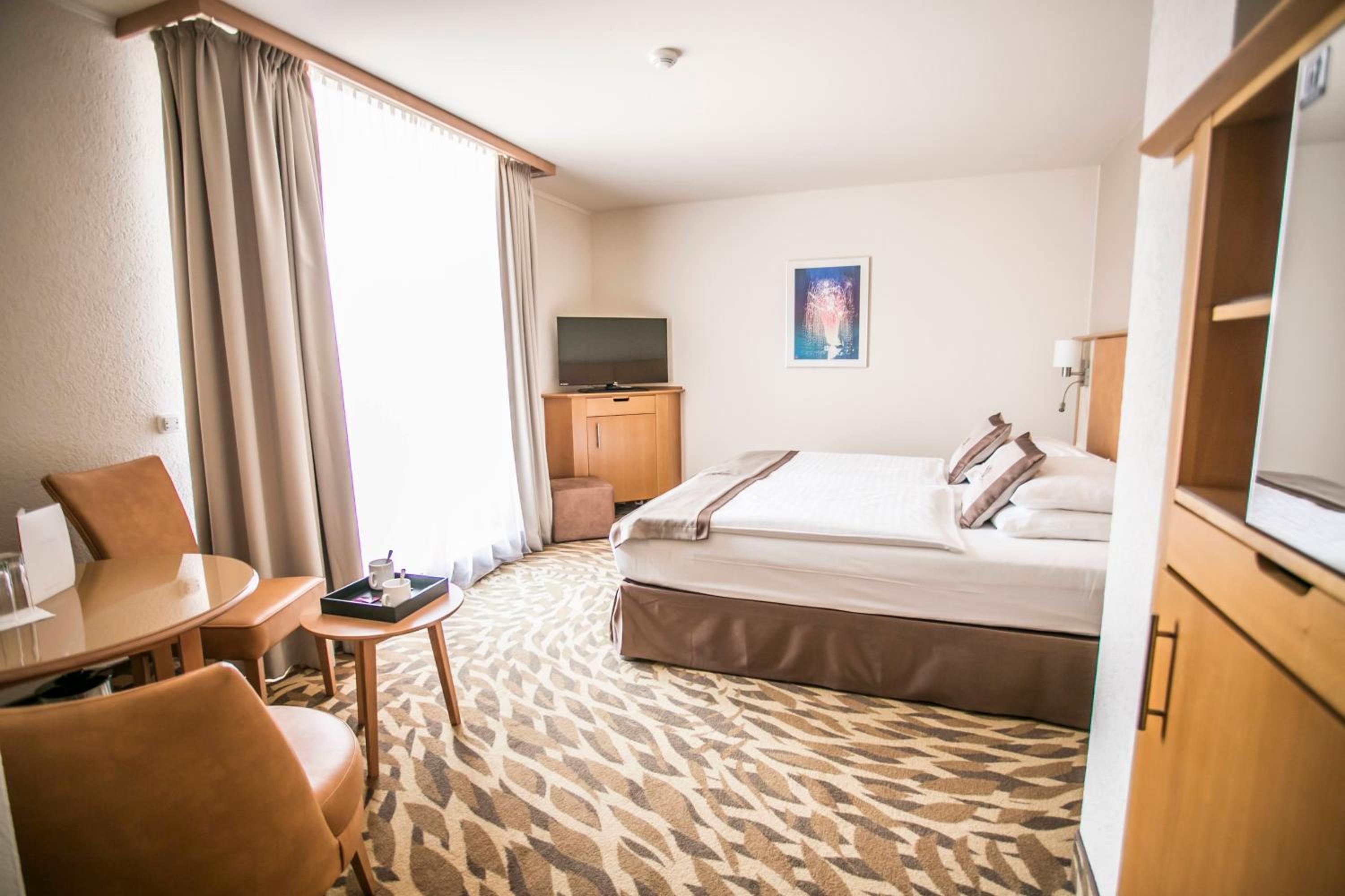 Double Room with Spa Bath - Photo 3