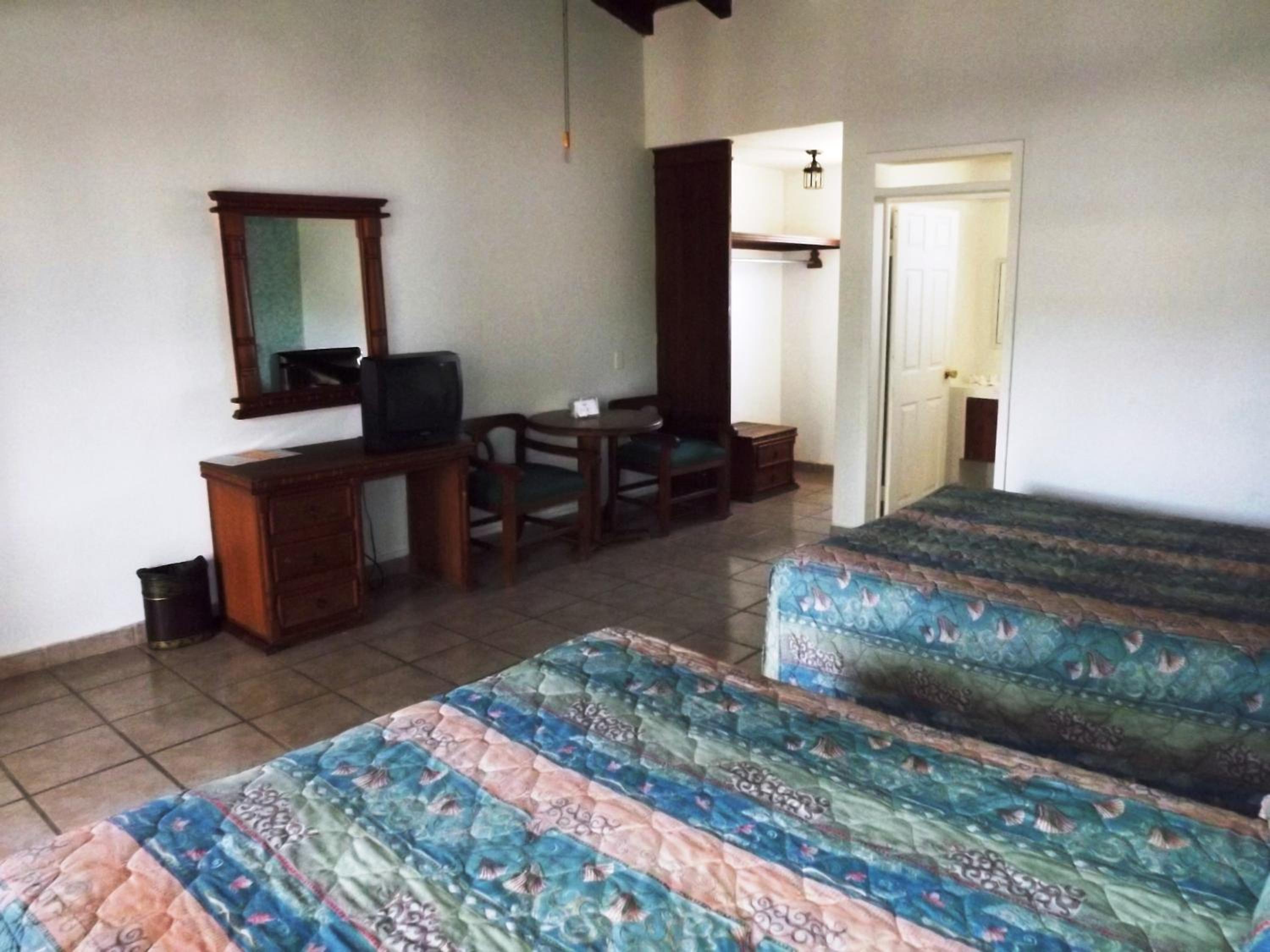 Queen Room with Two Queen Beds - Photo 3