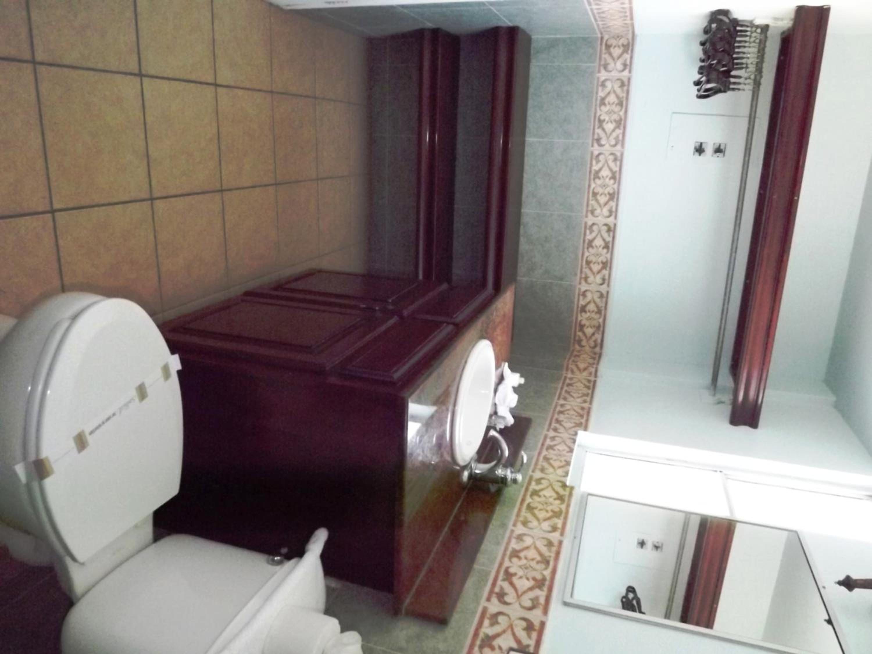 Queen Room with Two Queen Beds - Photo 5