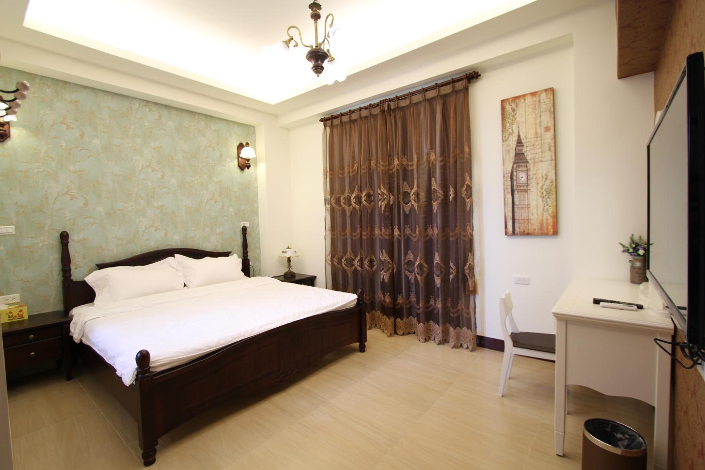 Queen Room photo 2