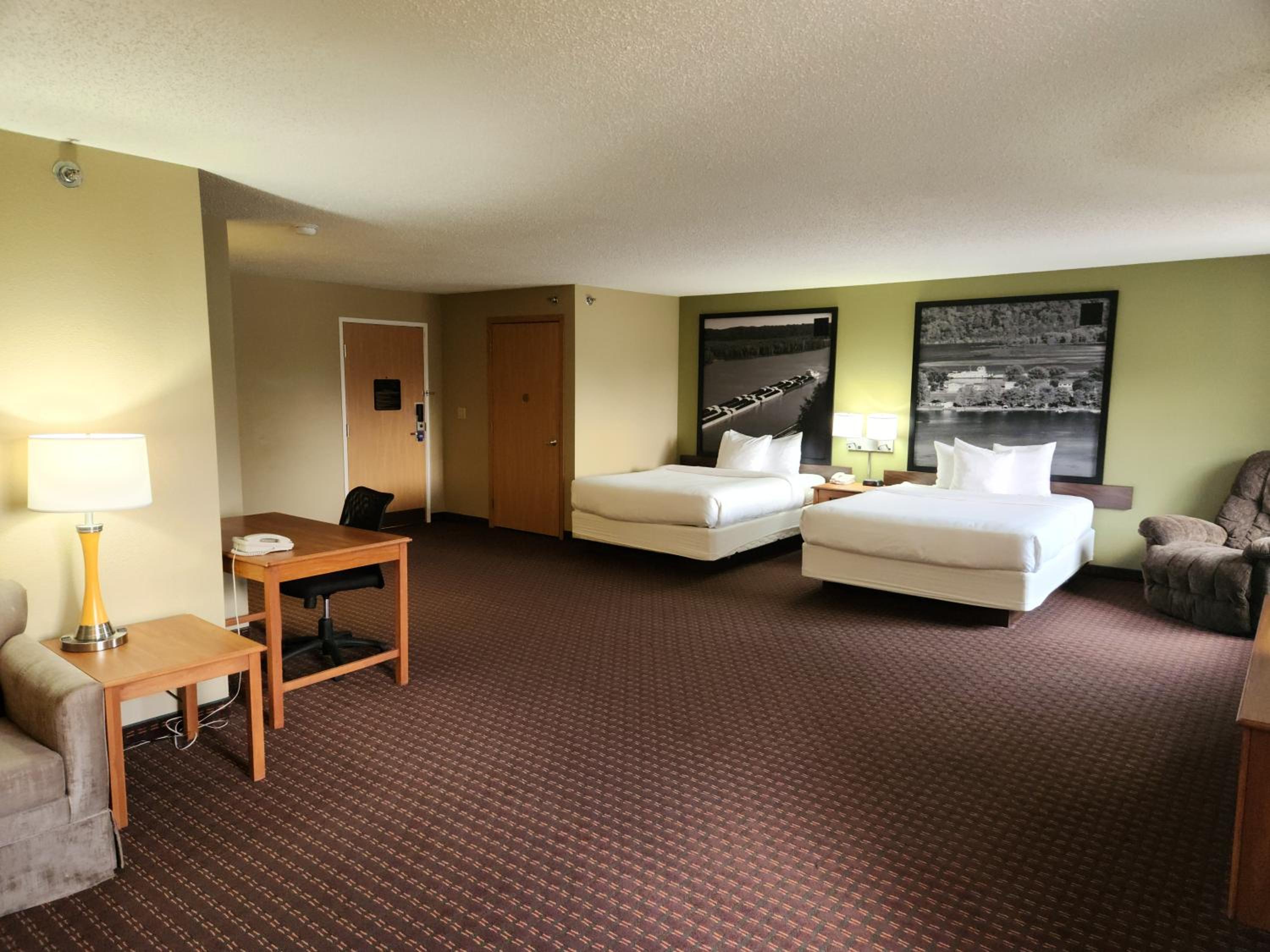 Deluxe Queen Suite photo 1
