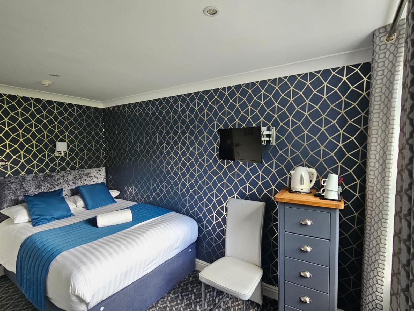 Small Double Room sleeps 1 or 2 - Top Floor photo 1