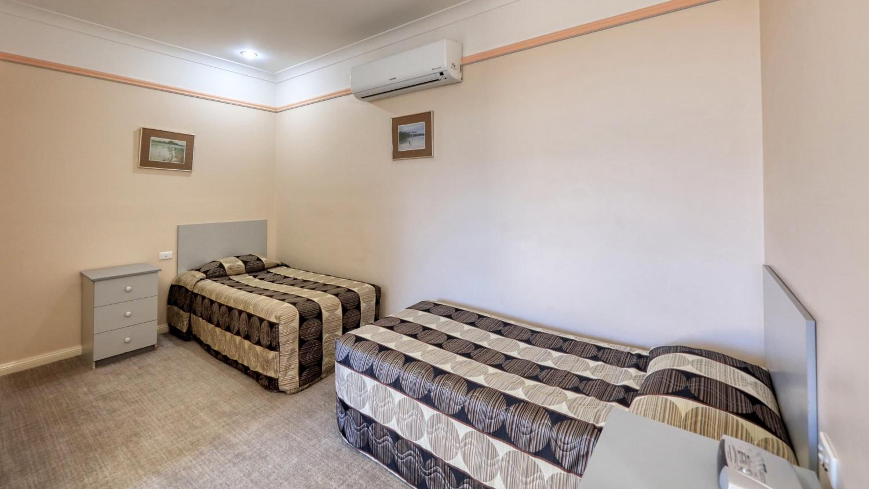 Twin Room - Photo 5