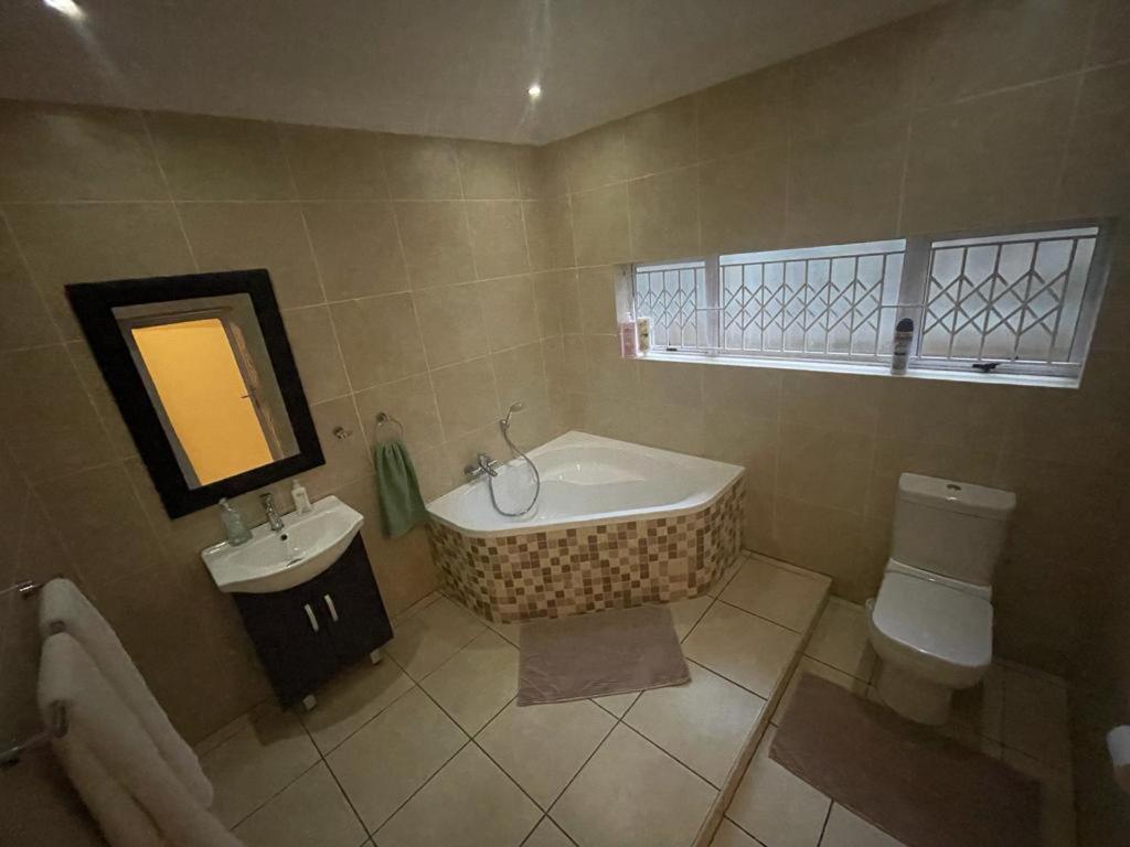Deluxe Family Suite - Photo 9