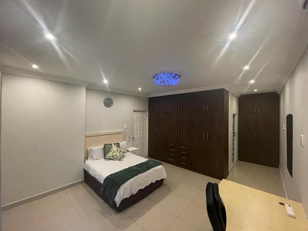 Deluxe Family Suite - Photo 8