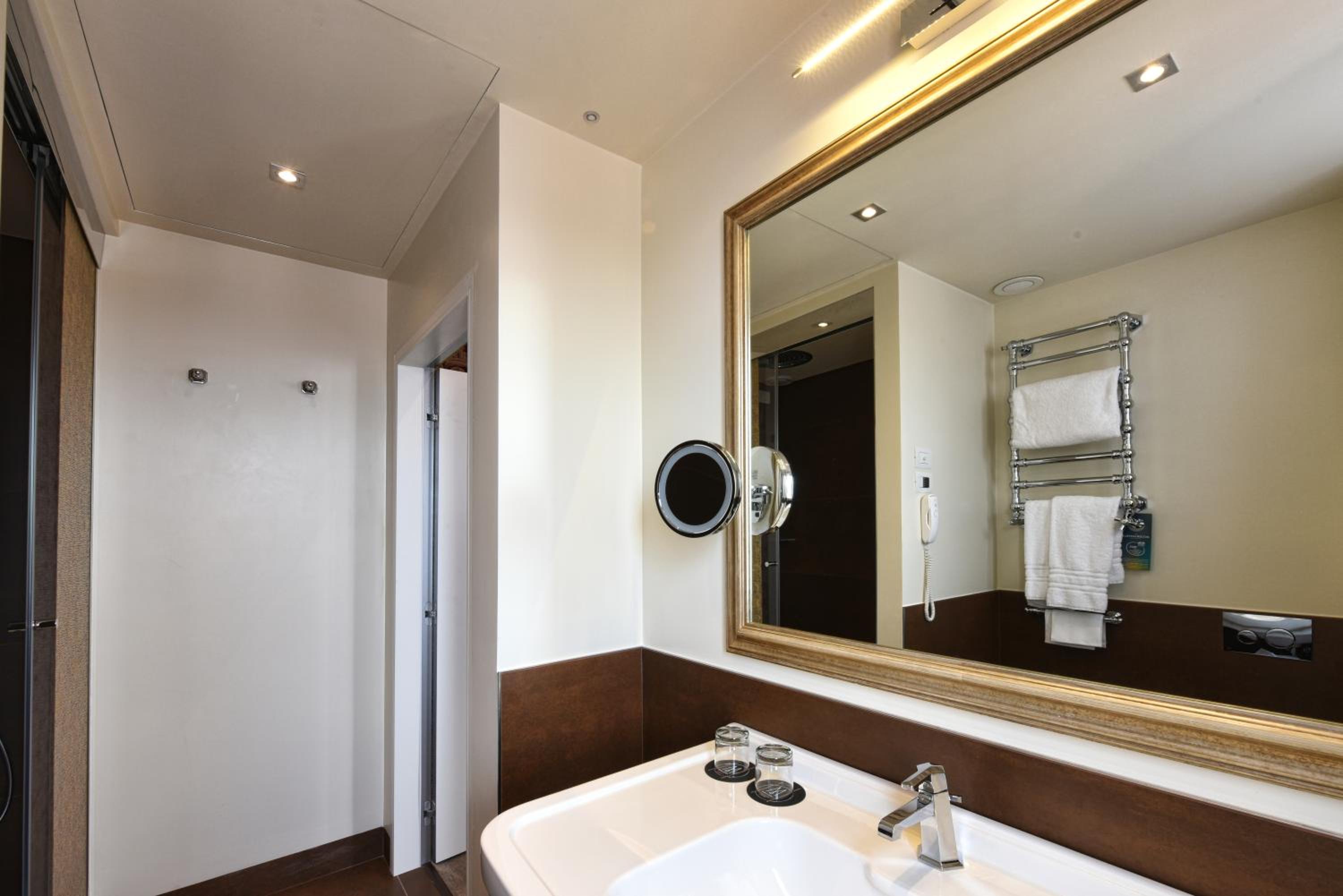 Superior Double or Twin Room with Garden or City View thumbnail 6