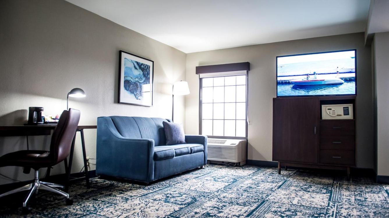 Traditional King Room with Sofa Bed and Roll-in Shower - Mobility Accessible photo 1