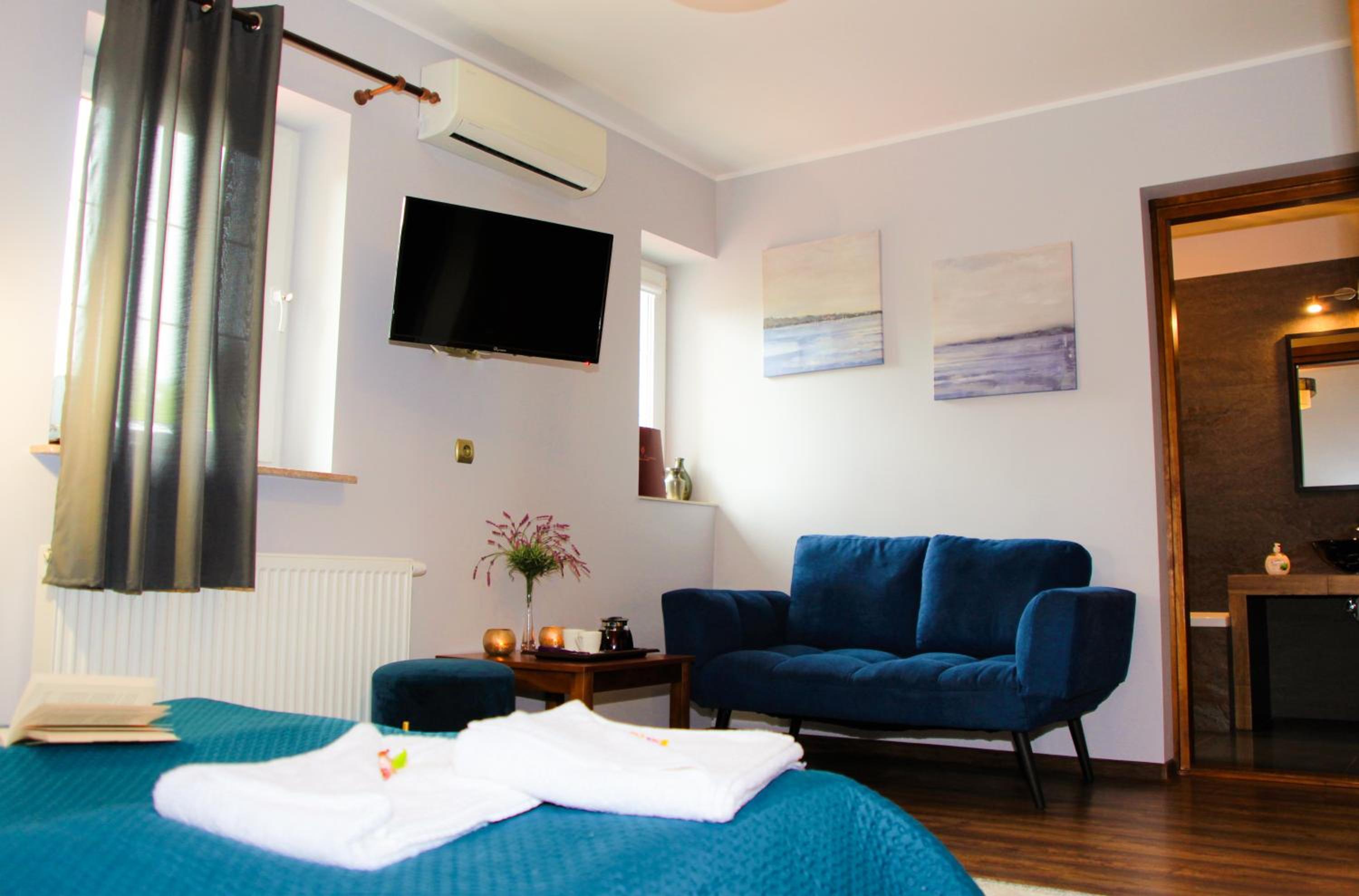 Deluxe Double Room (2 Adults + 1 Child) - Photo 4