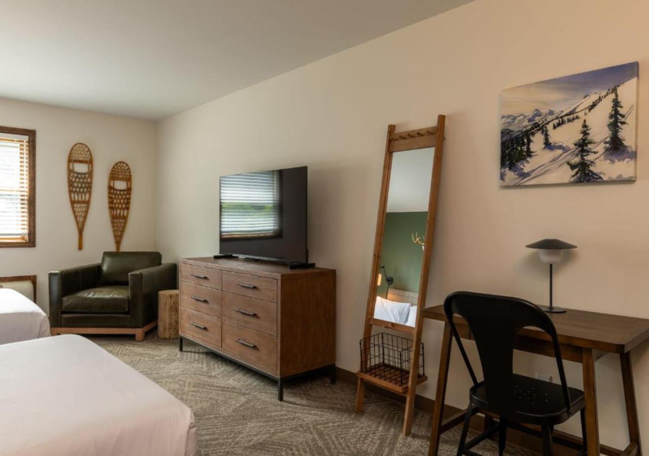 Deluxe Queen Suite photo 3