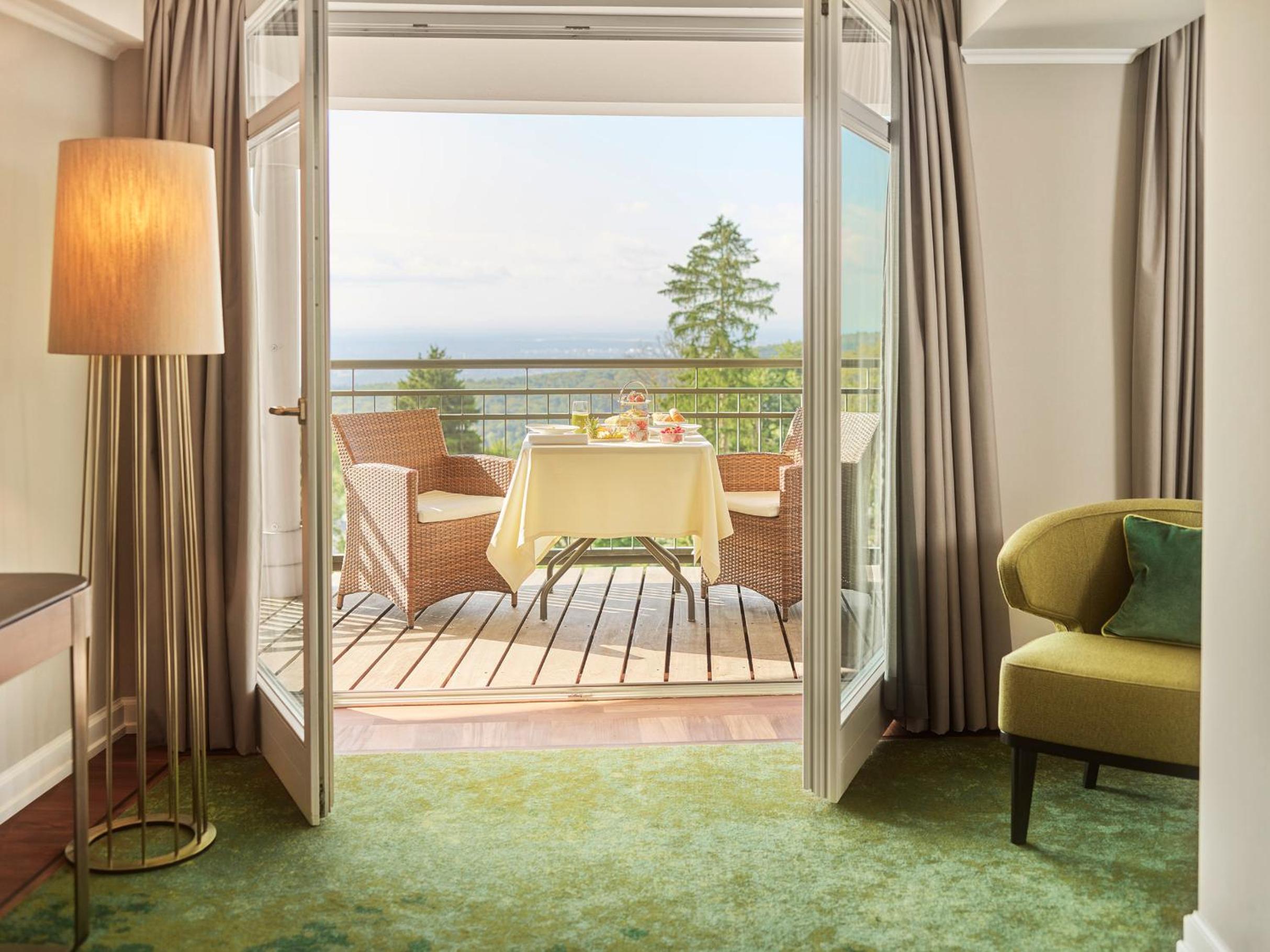 Deluxe Room, Guest room, 1 King, Skyline view, Balcony - Photo 4