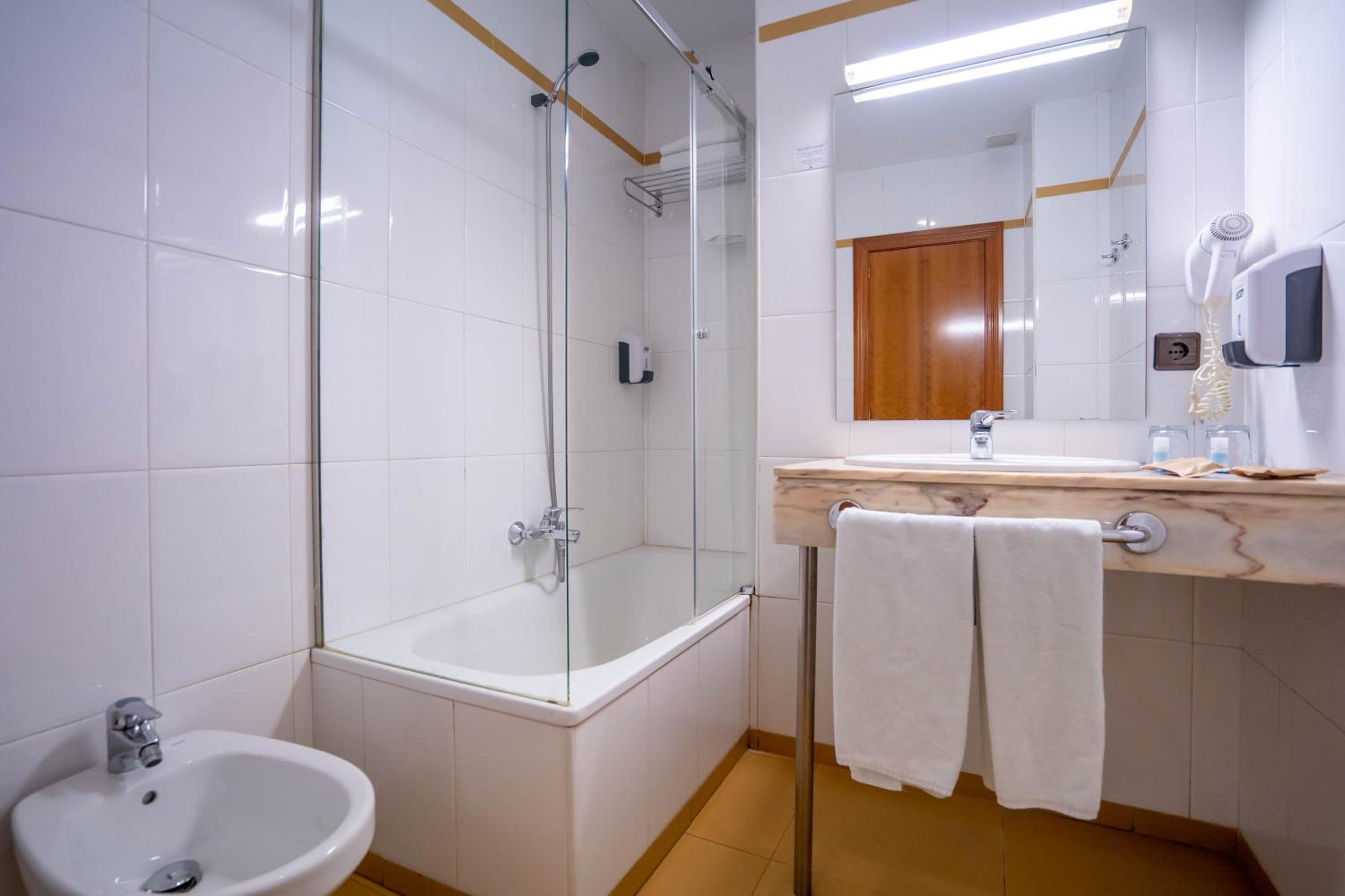Double or Twin Room - Photo 3