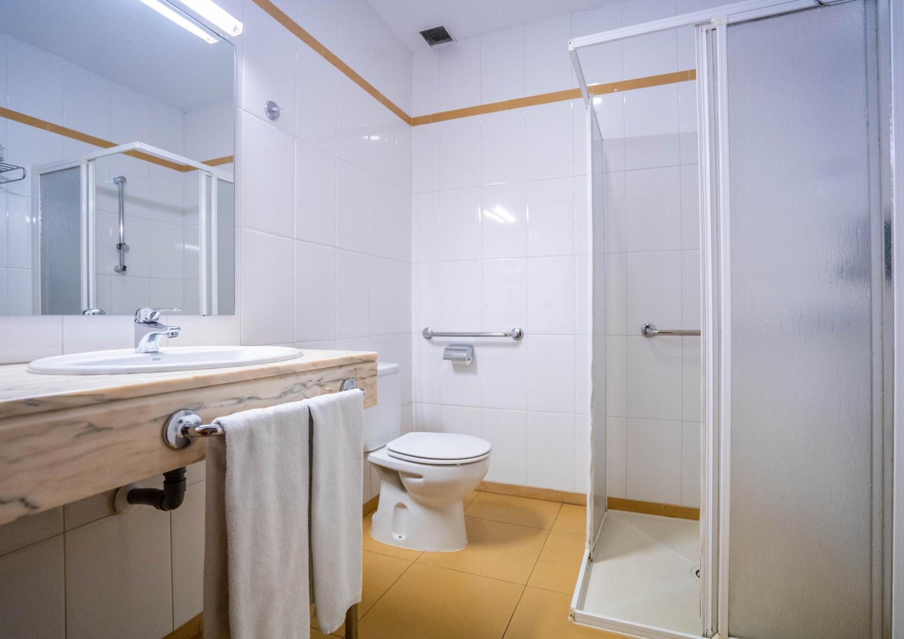 Double or Twin Room - Photo 4