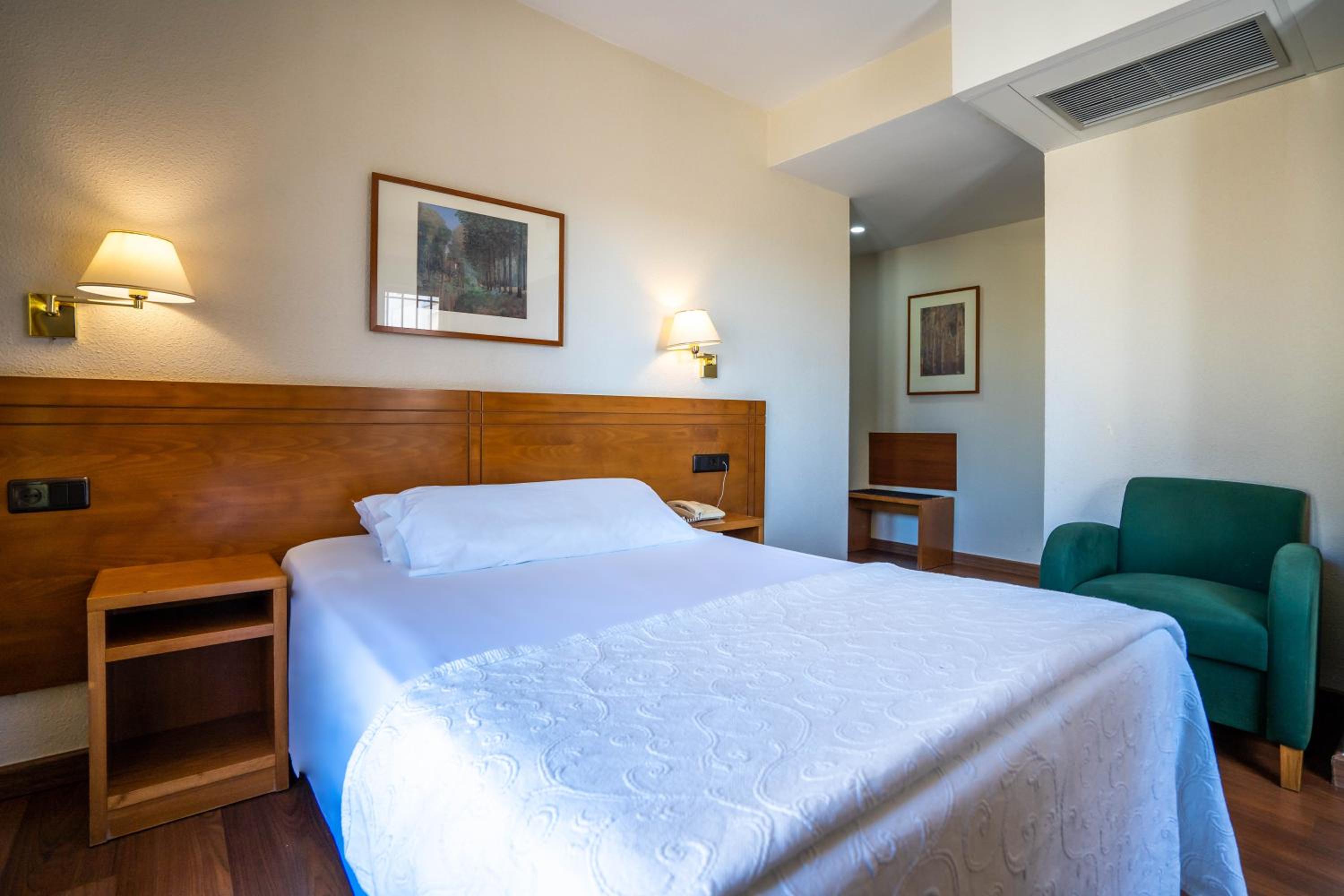 Double or Twin Room - Photo 6