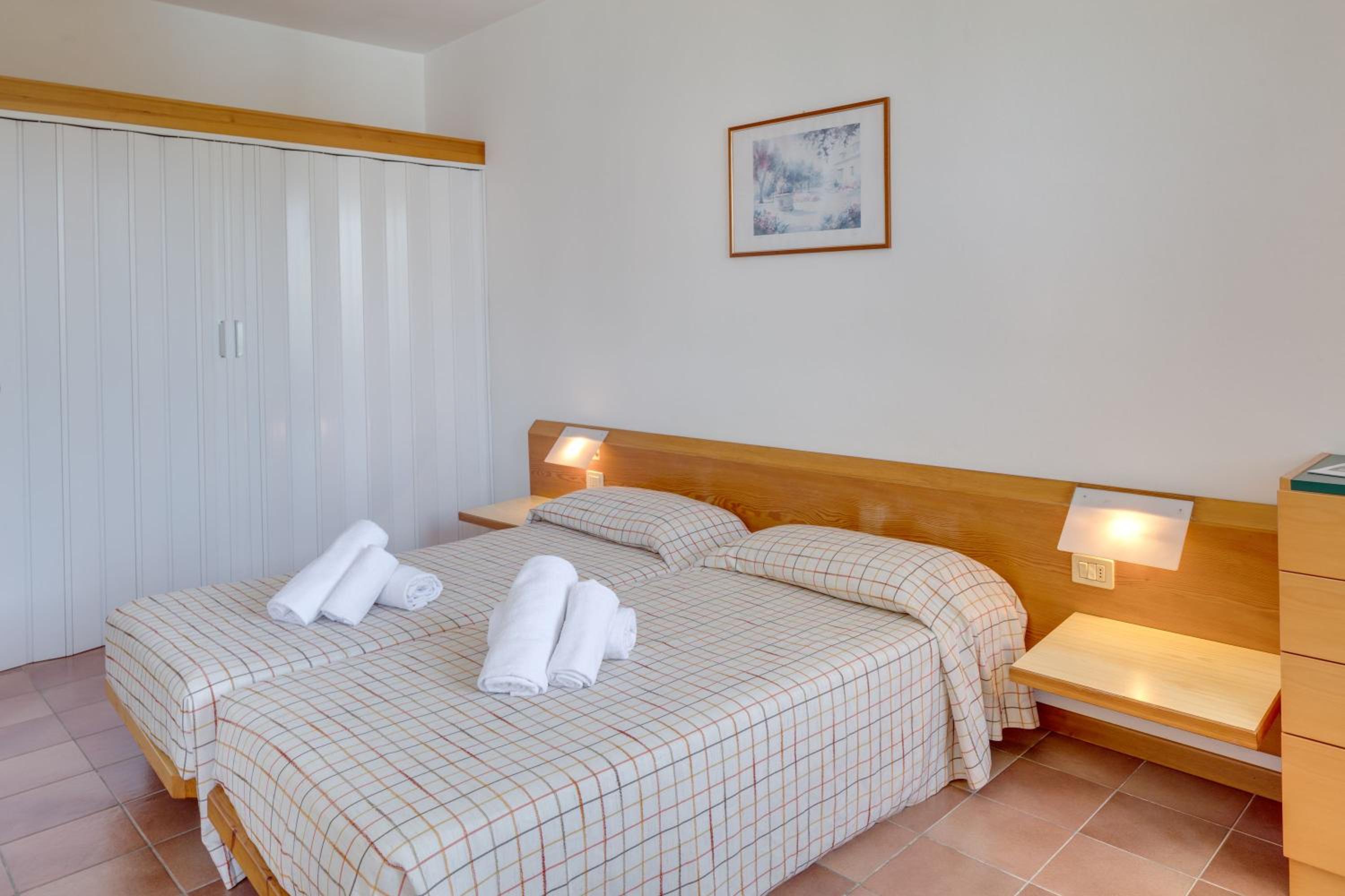 Studio Apartment Comfort with Partial Lake View photo 1