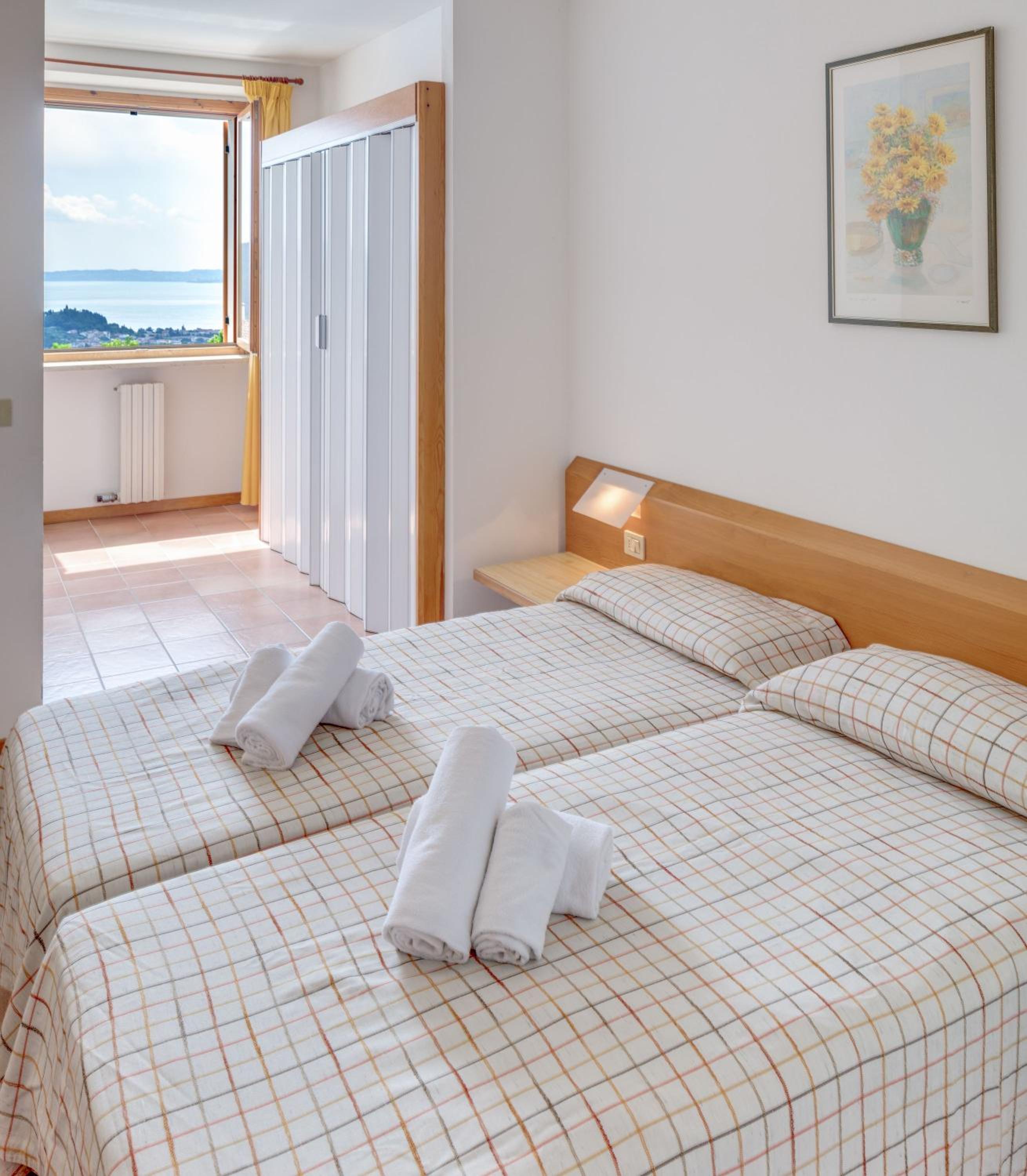 One-Bedroom Apartment Comfort with Lake View photo 1