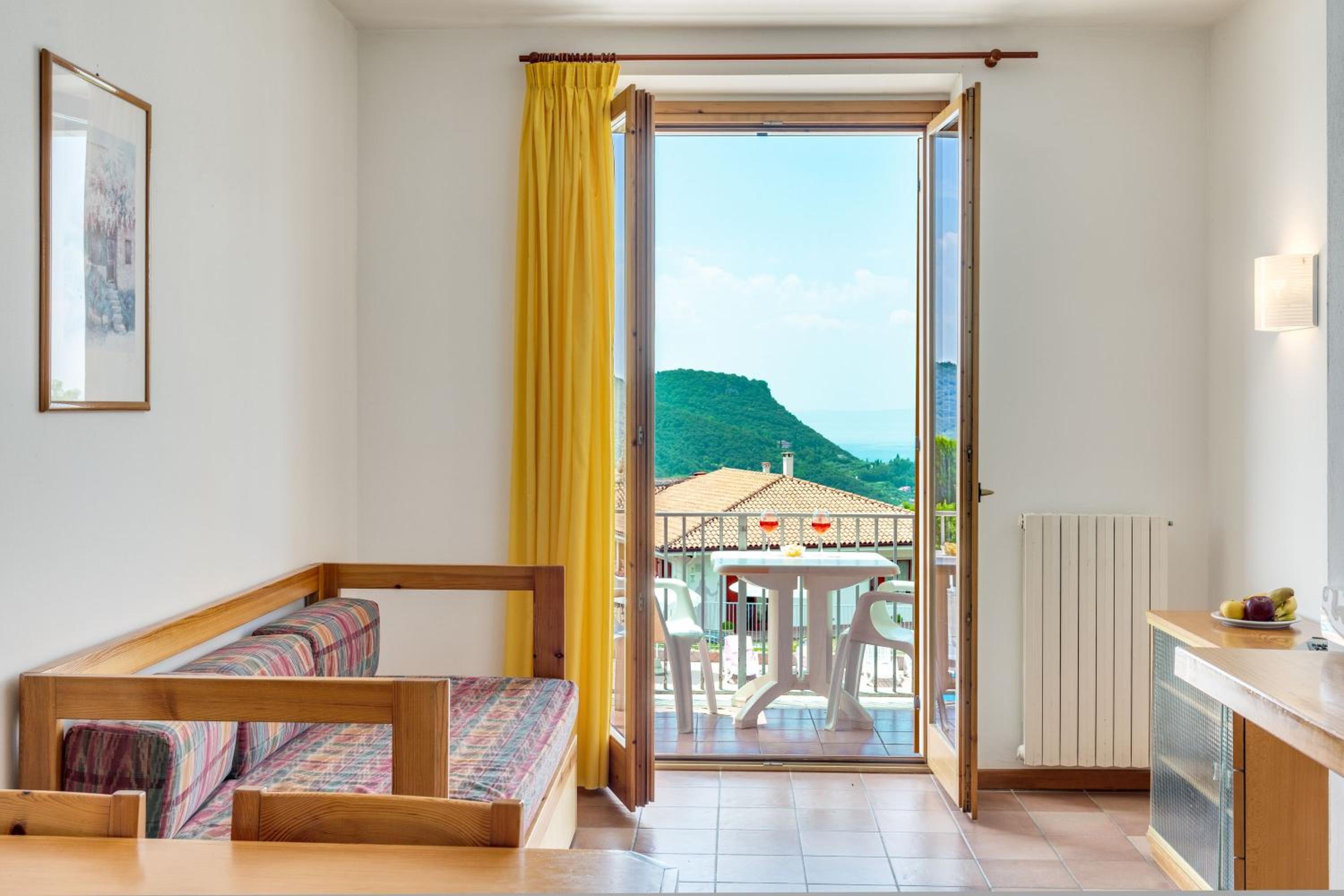 One-Bedroom Apartment Comfort with Lake View photo 2
