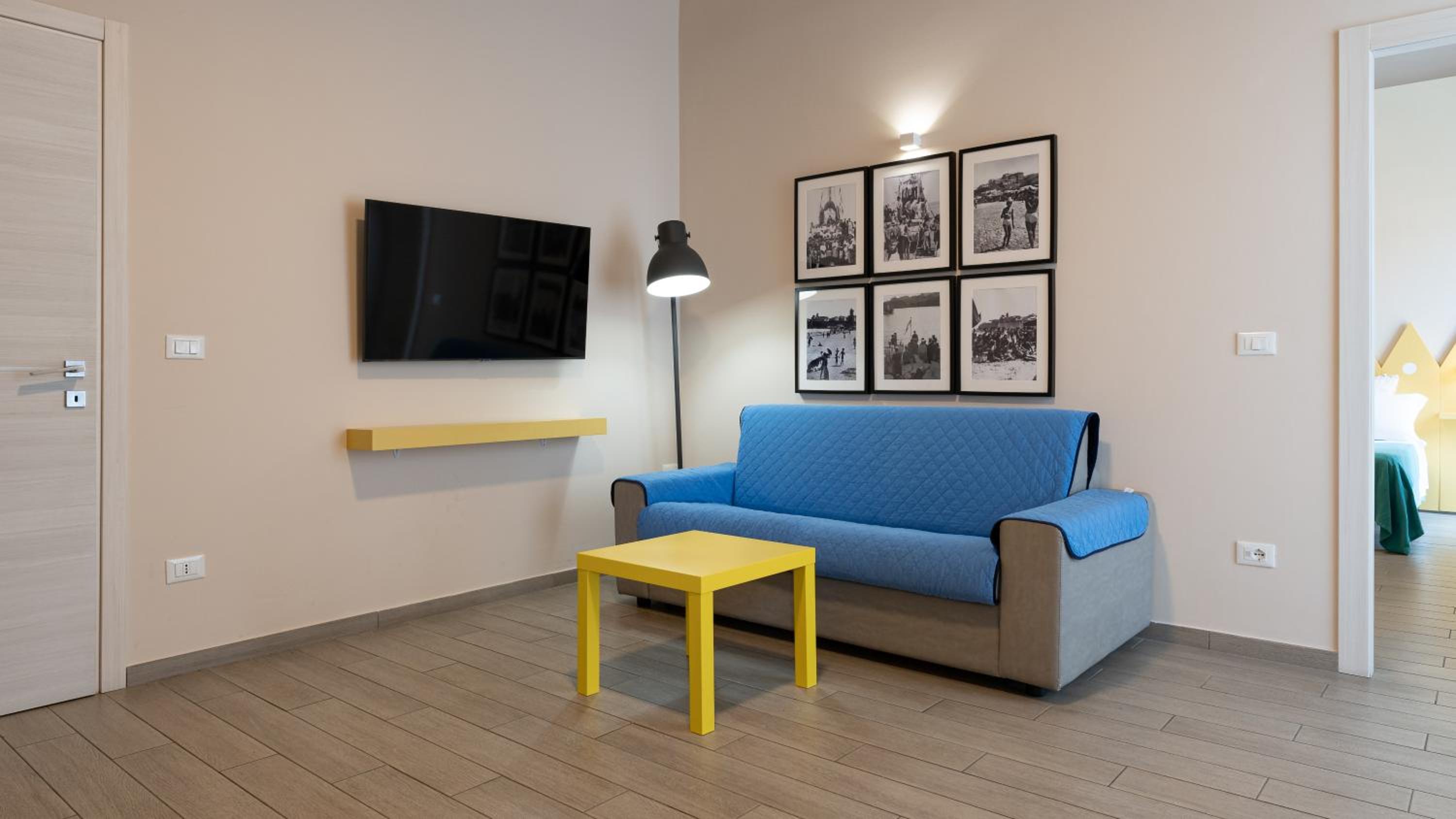 Family Room with Private Bathroom - Photo 3