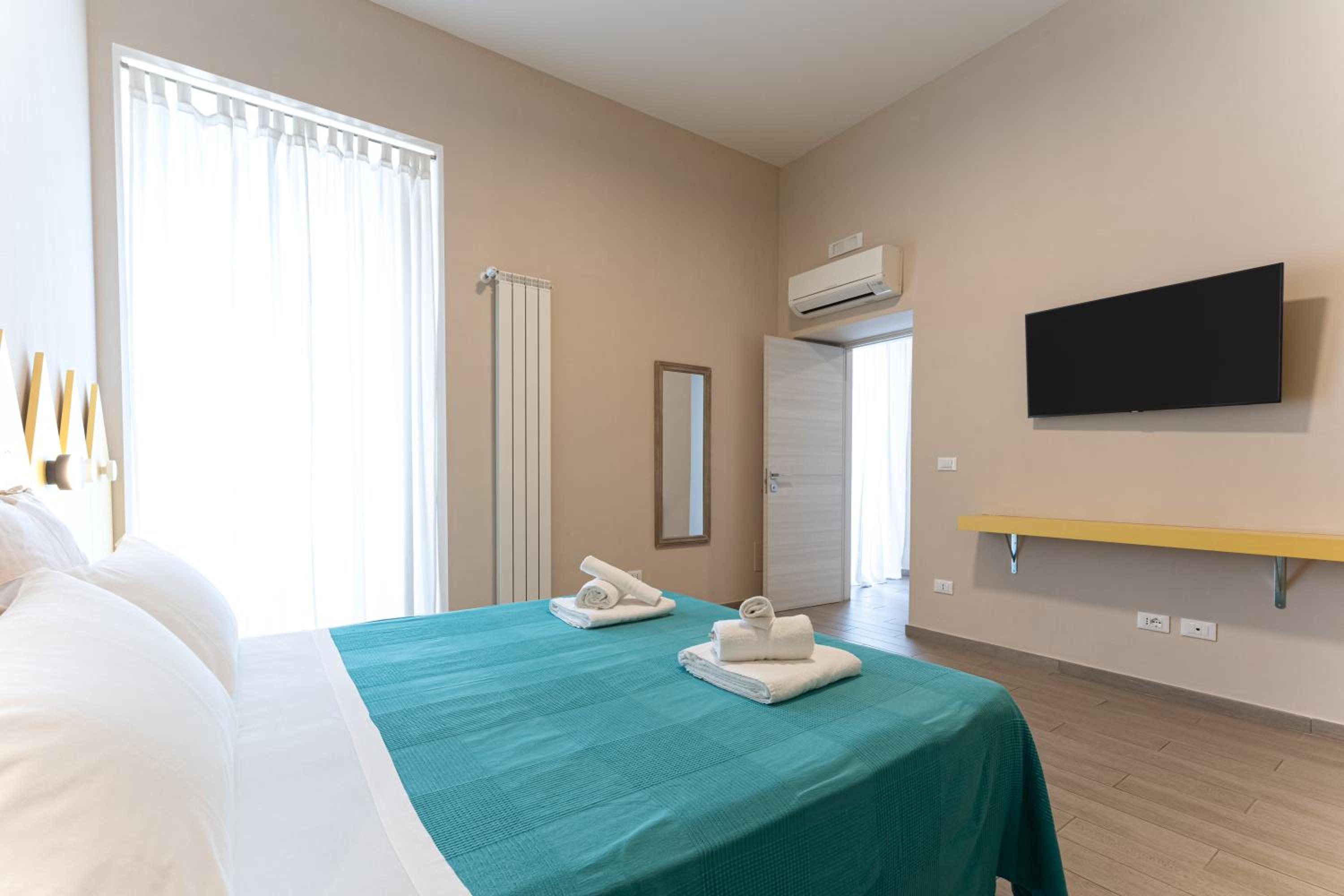 Family Room with Private Bathroom - Photo 21