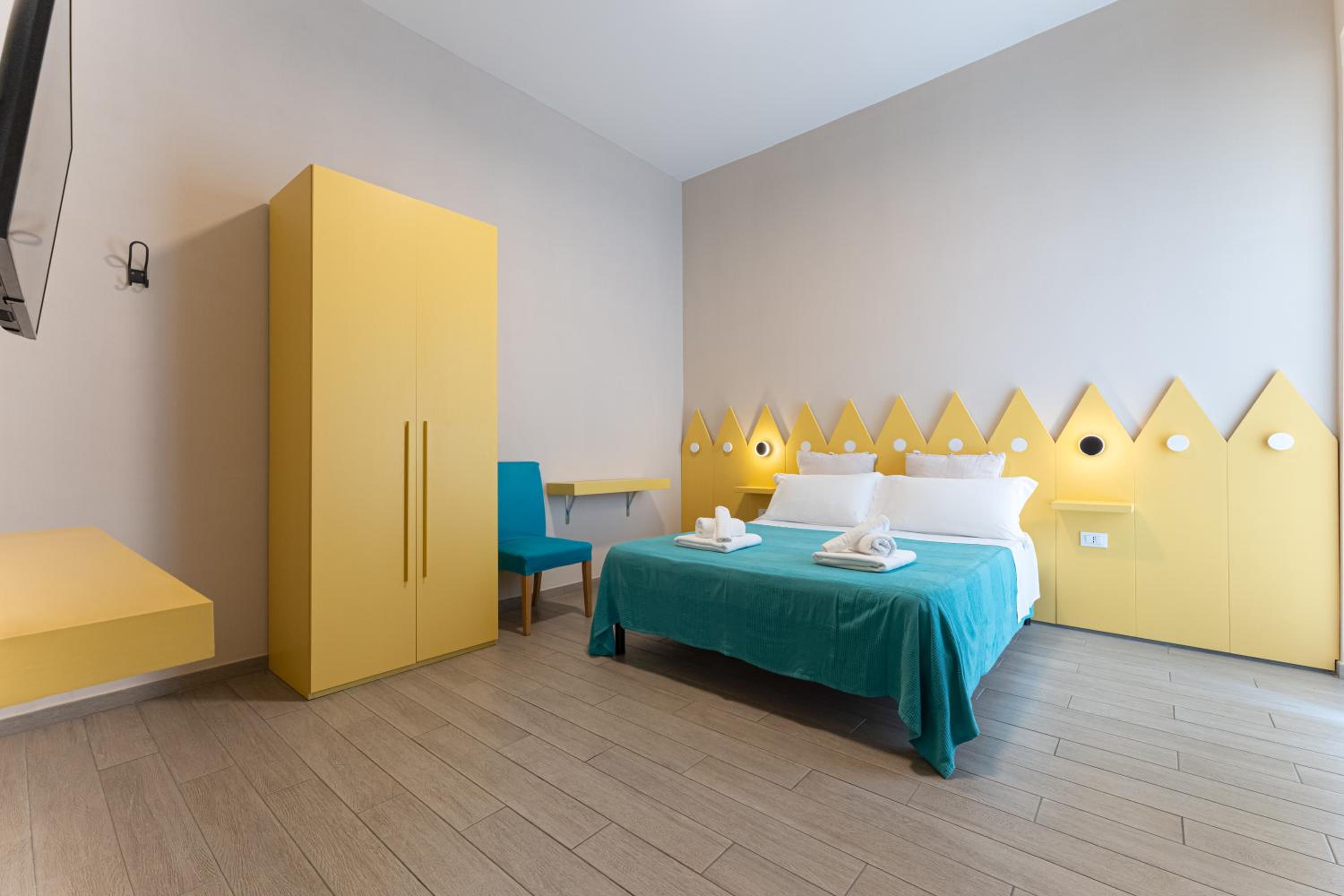 Family Room with Private Bathroom - Photo 25