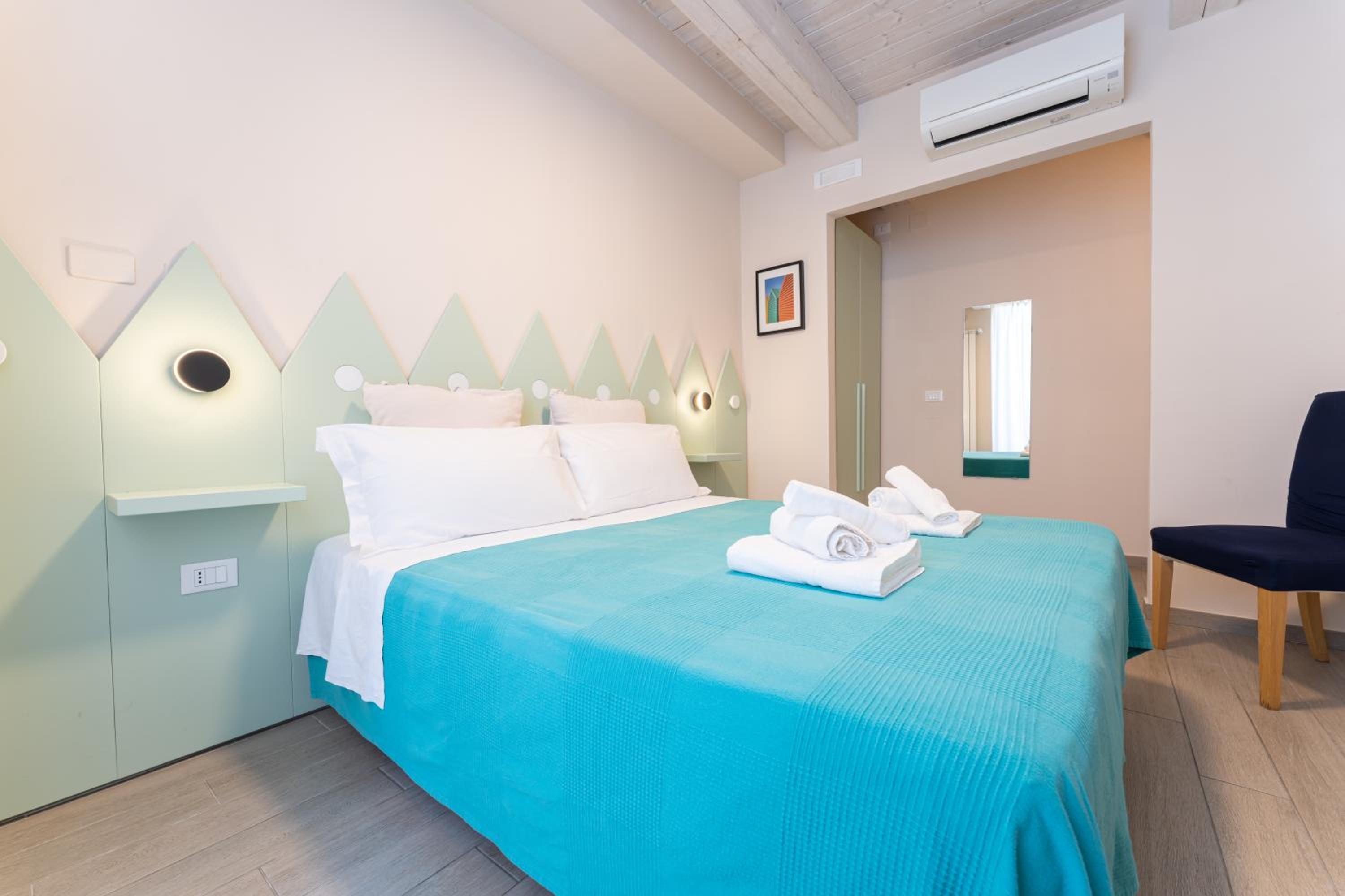 Double Room with Private Bathroom - Photo 17