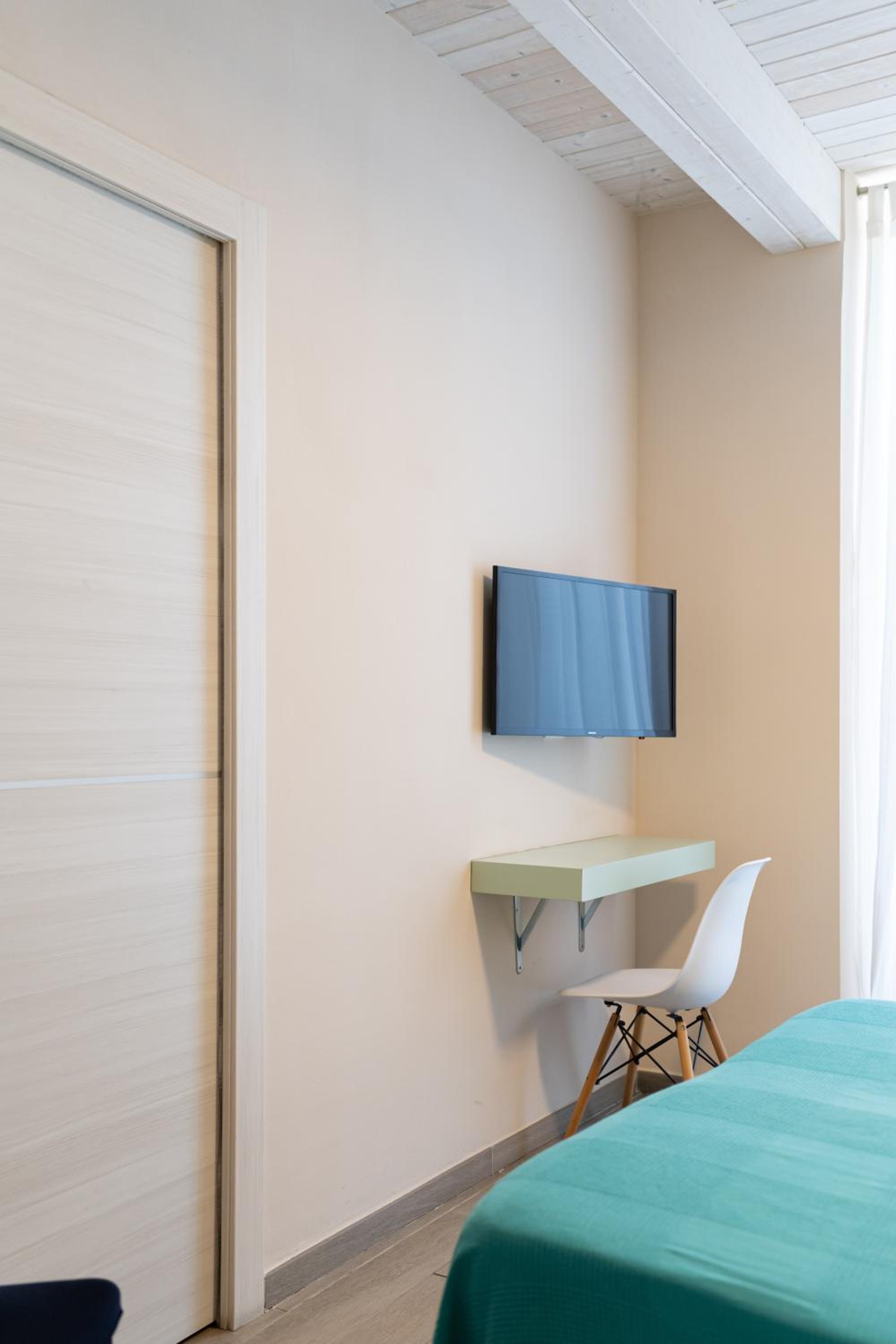 Double Room with Private Bathroom - Photo 21