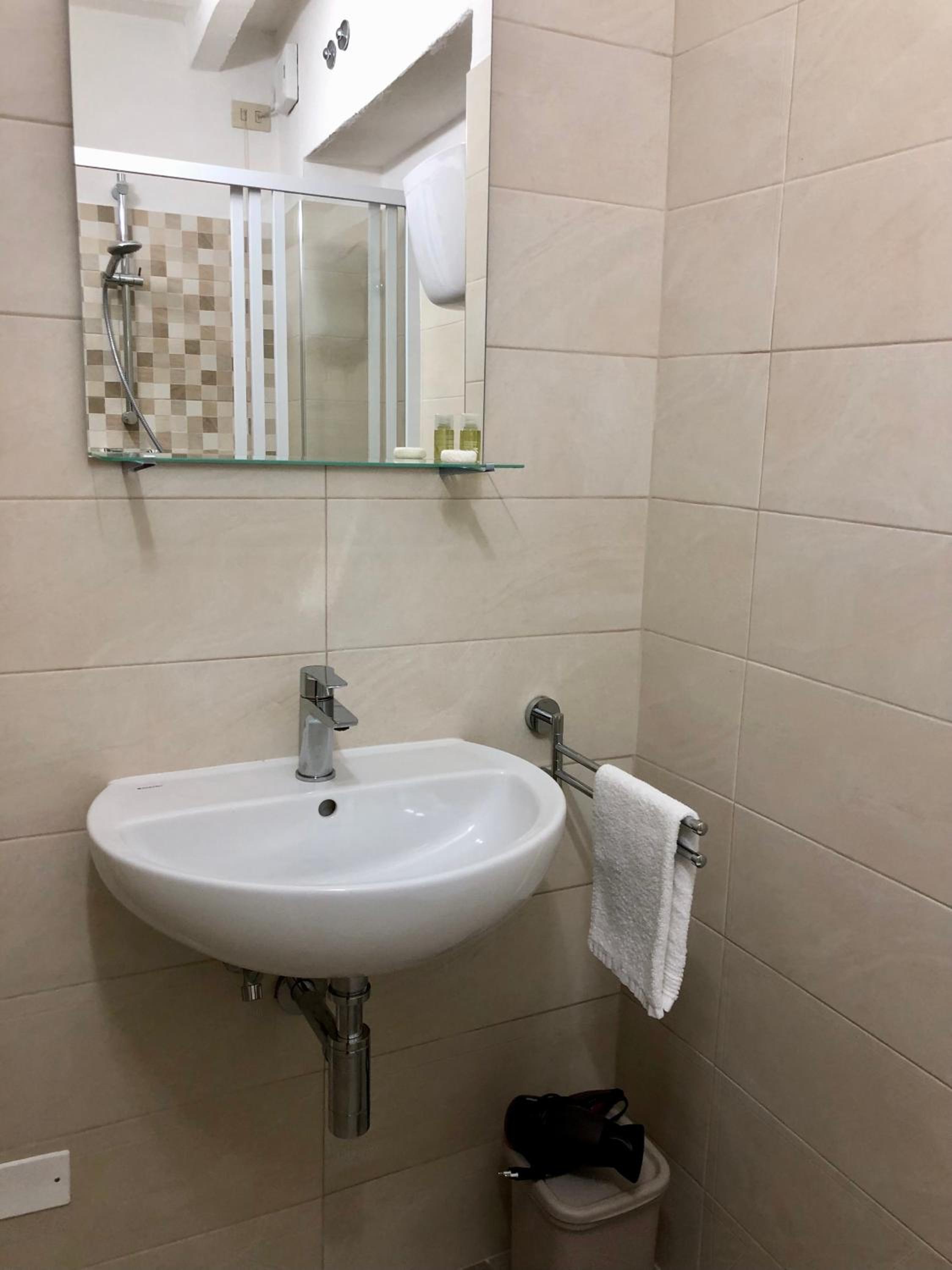 Single Room with Private Bathroom photo 2