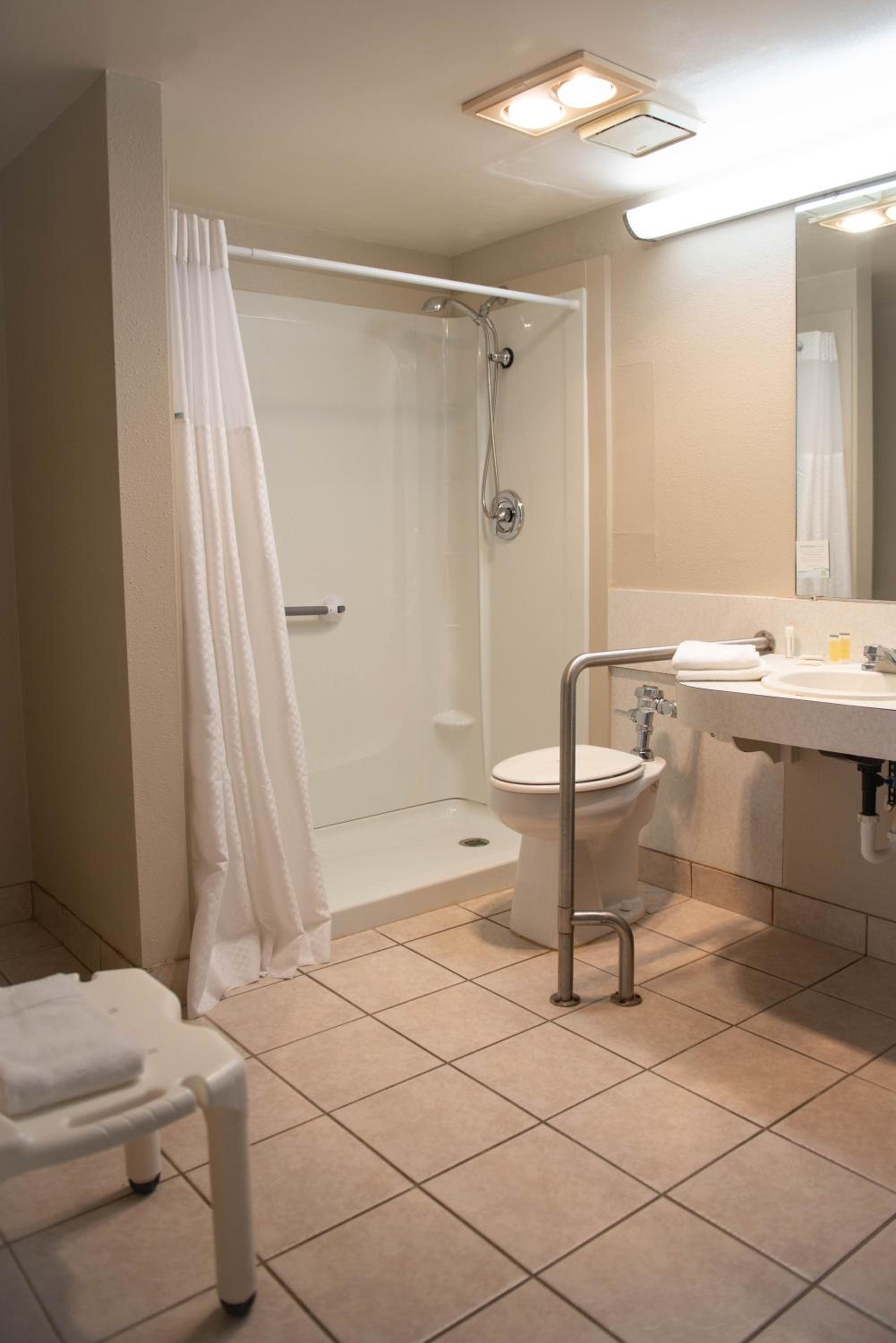 1 King Bed, Mobility Accessible Room, Bathtub w/ Grab Bars, Non-Smoking - Photo 2