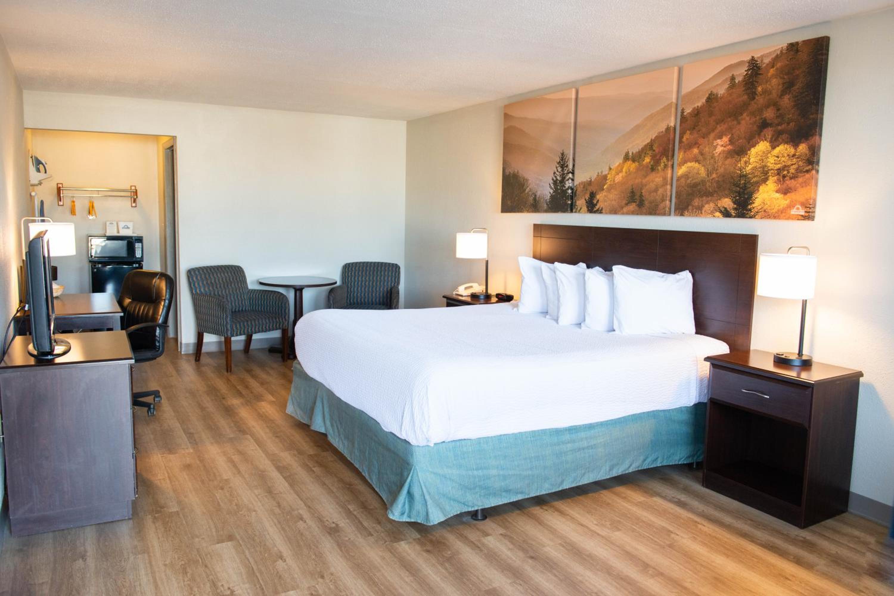 Superior King Room - Non-Smoking - Photo 7