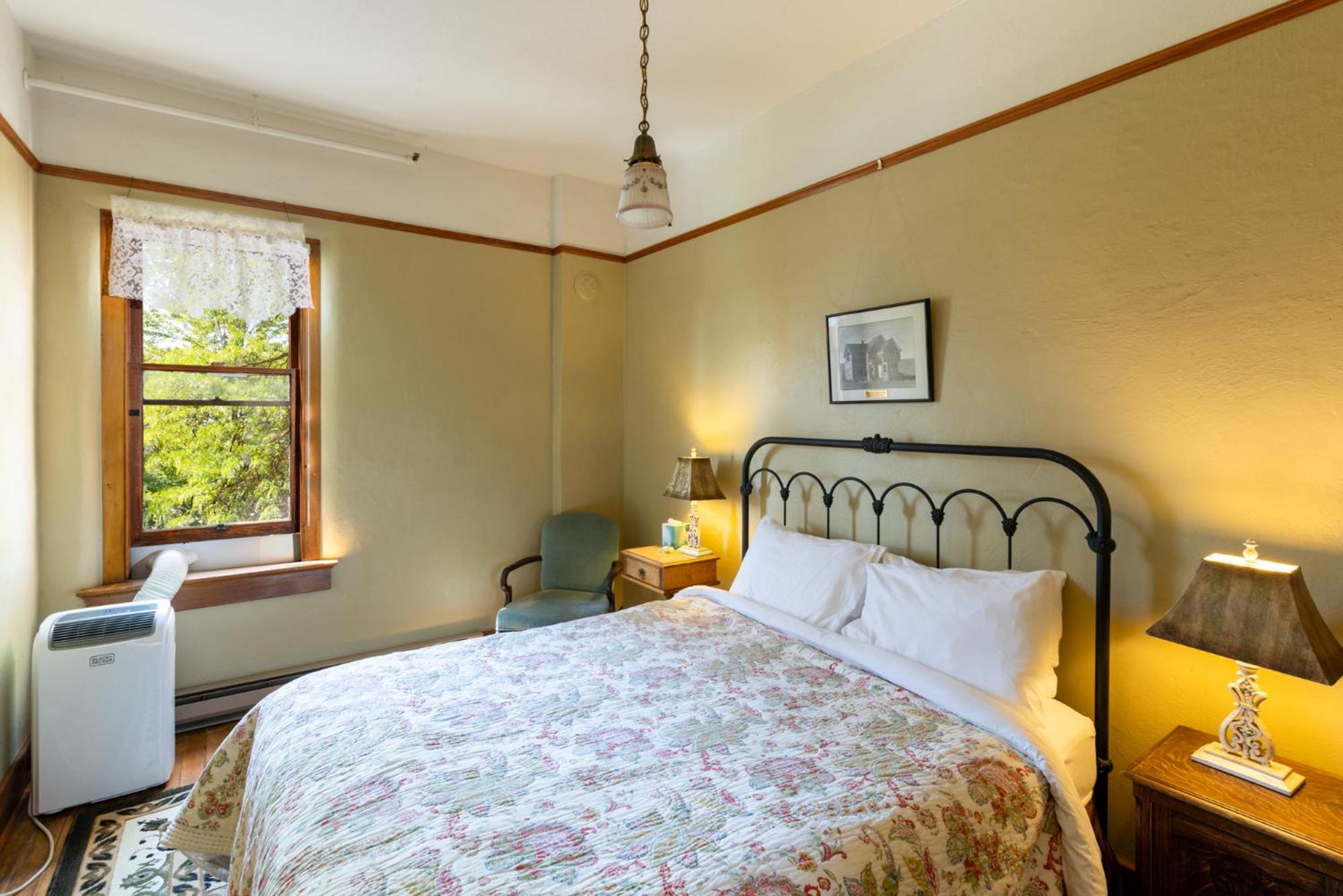 Queen Room with Shared Bathroom photo 1