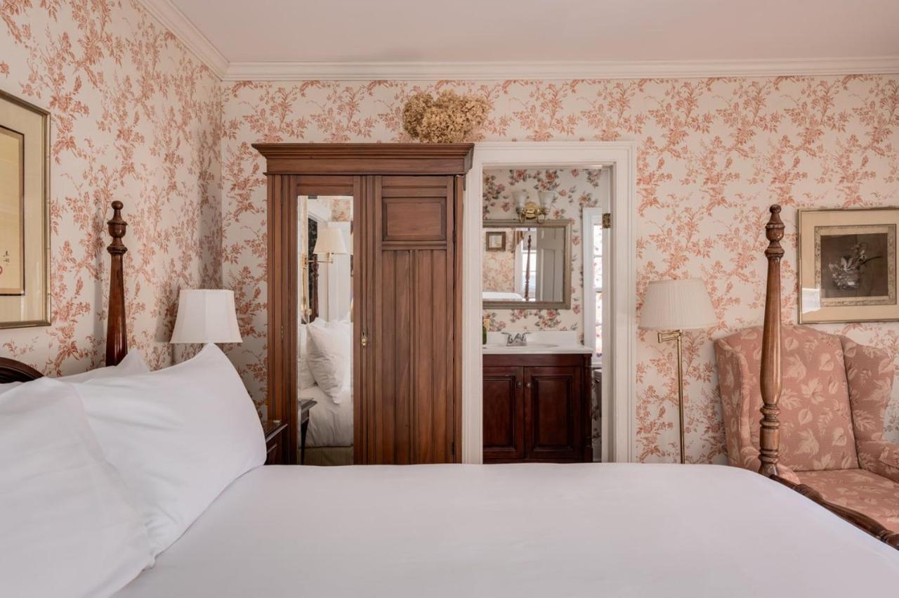 Queen Room photo 2