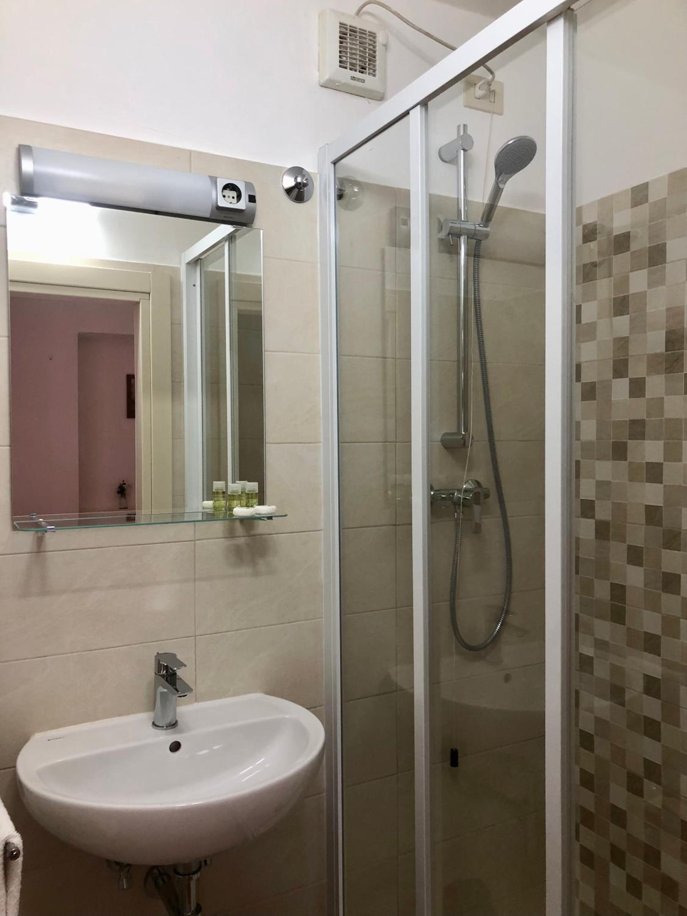 Twin Room - Photo 5