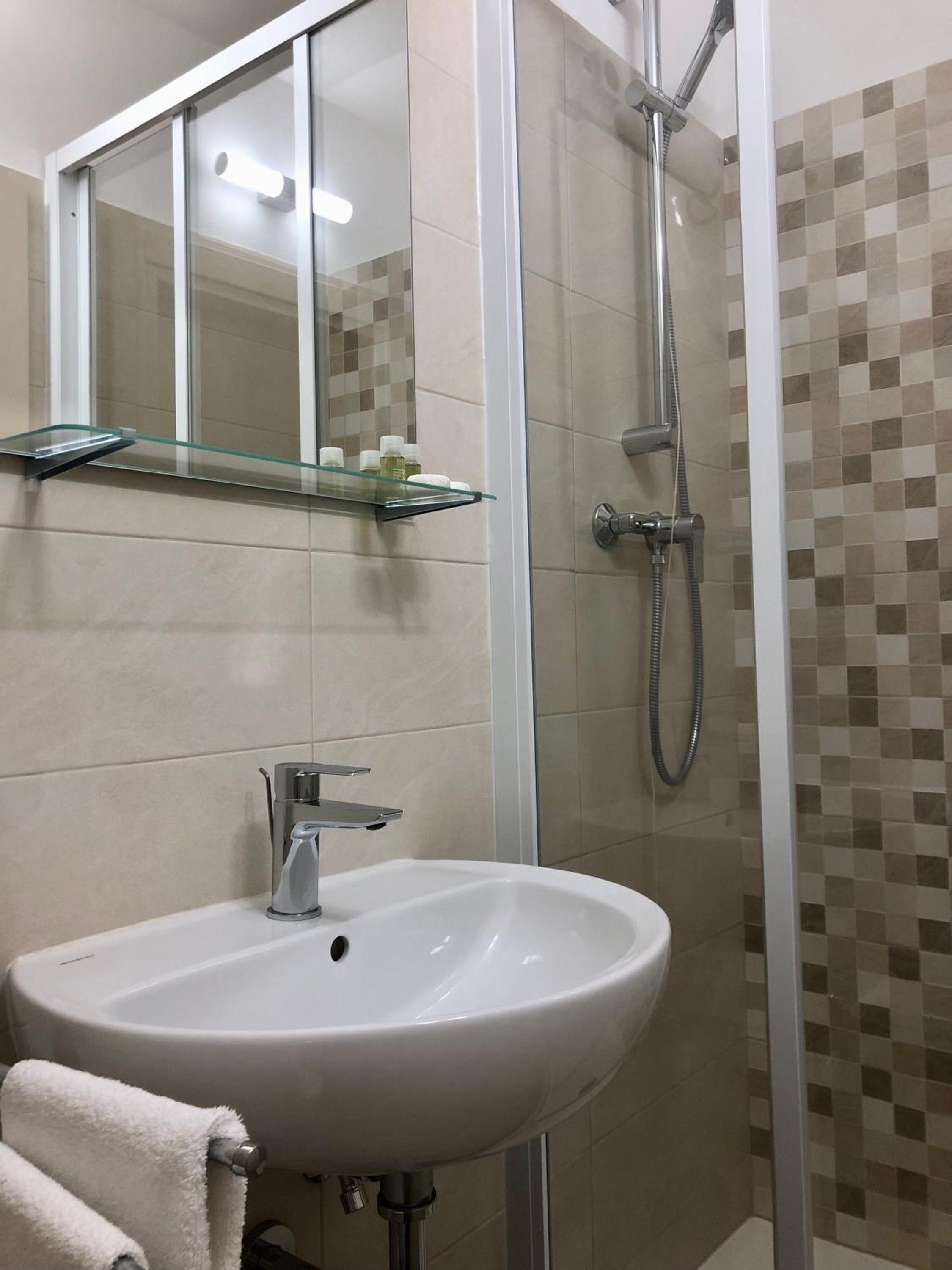 Twin Room - Photo 6