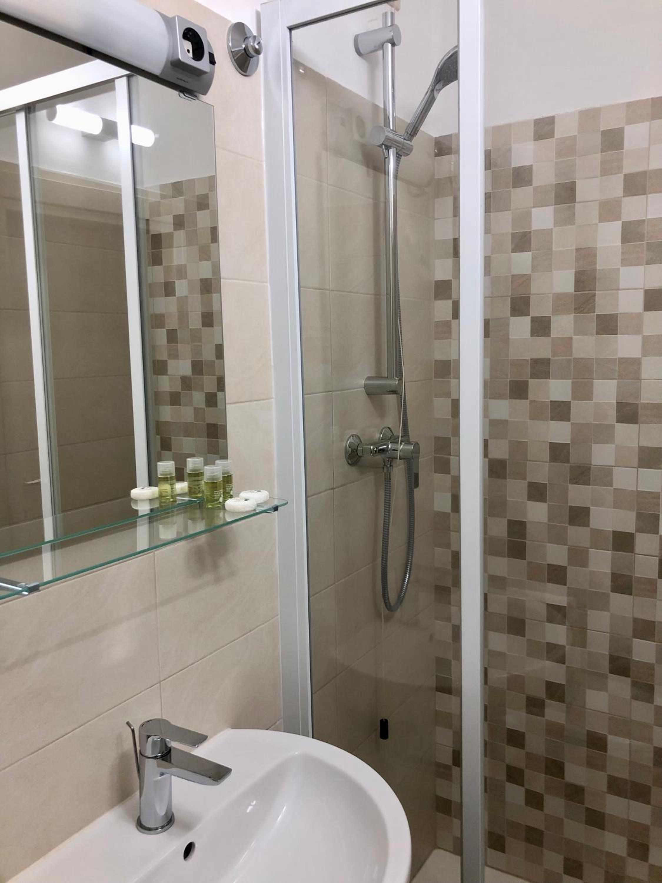 Twin Room - Photo 2