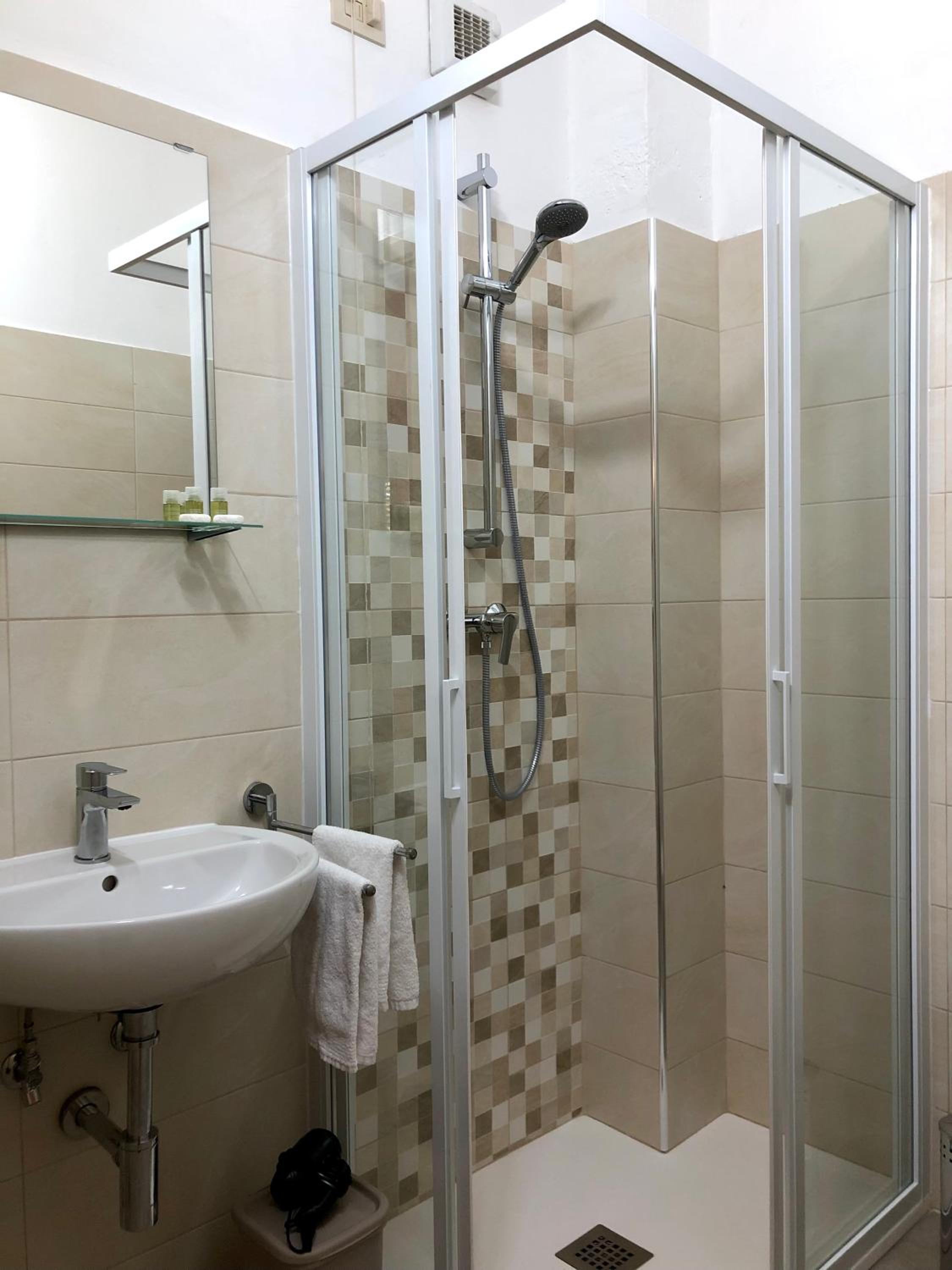 Quadruple Room - Photo 6
